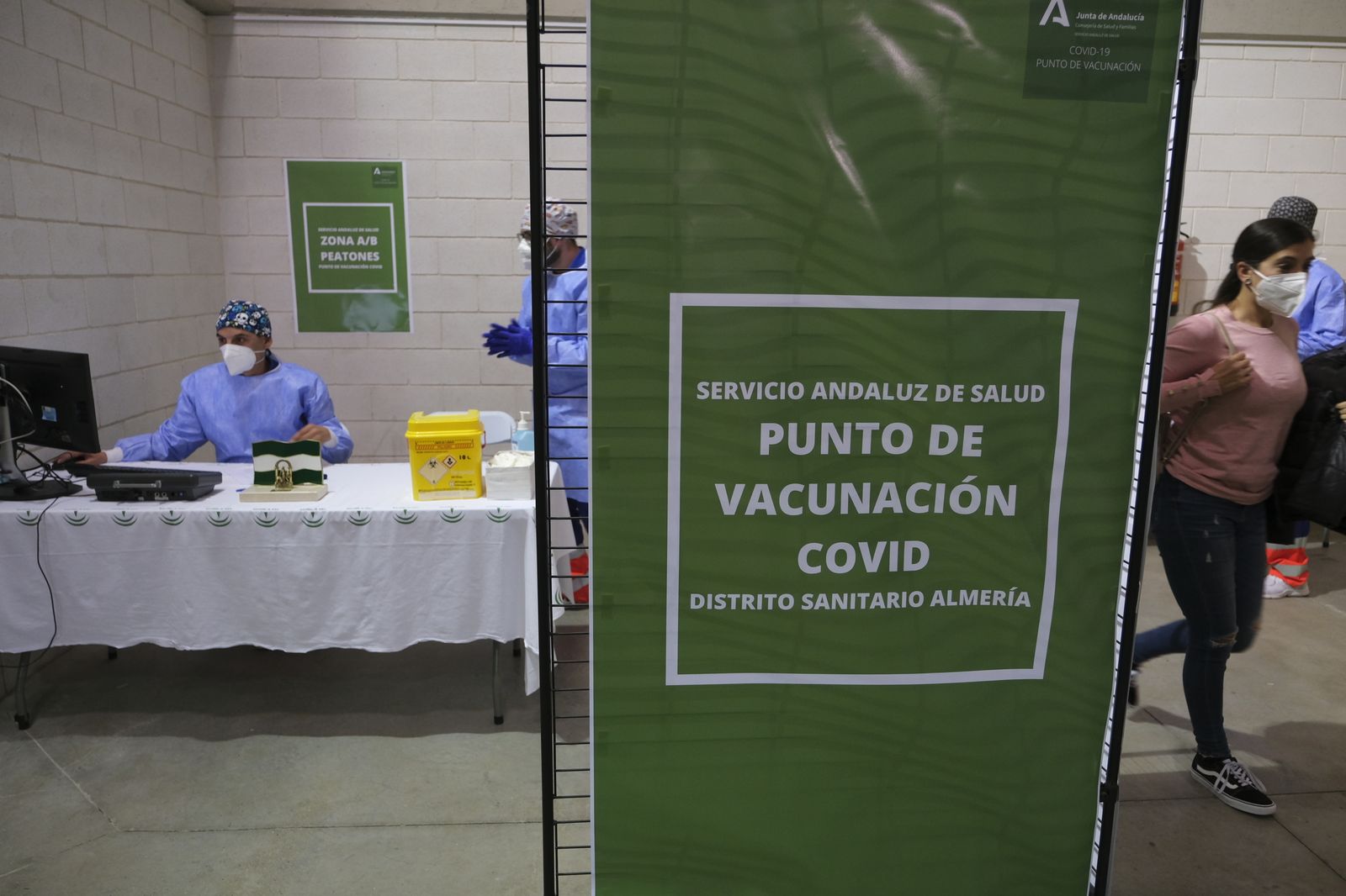 Fotogalería vacunación COVID-19 en el Palacio de los Juegos Mediterráneos. Almería