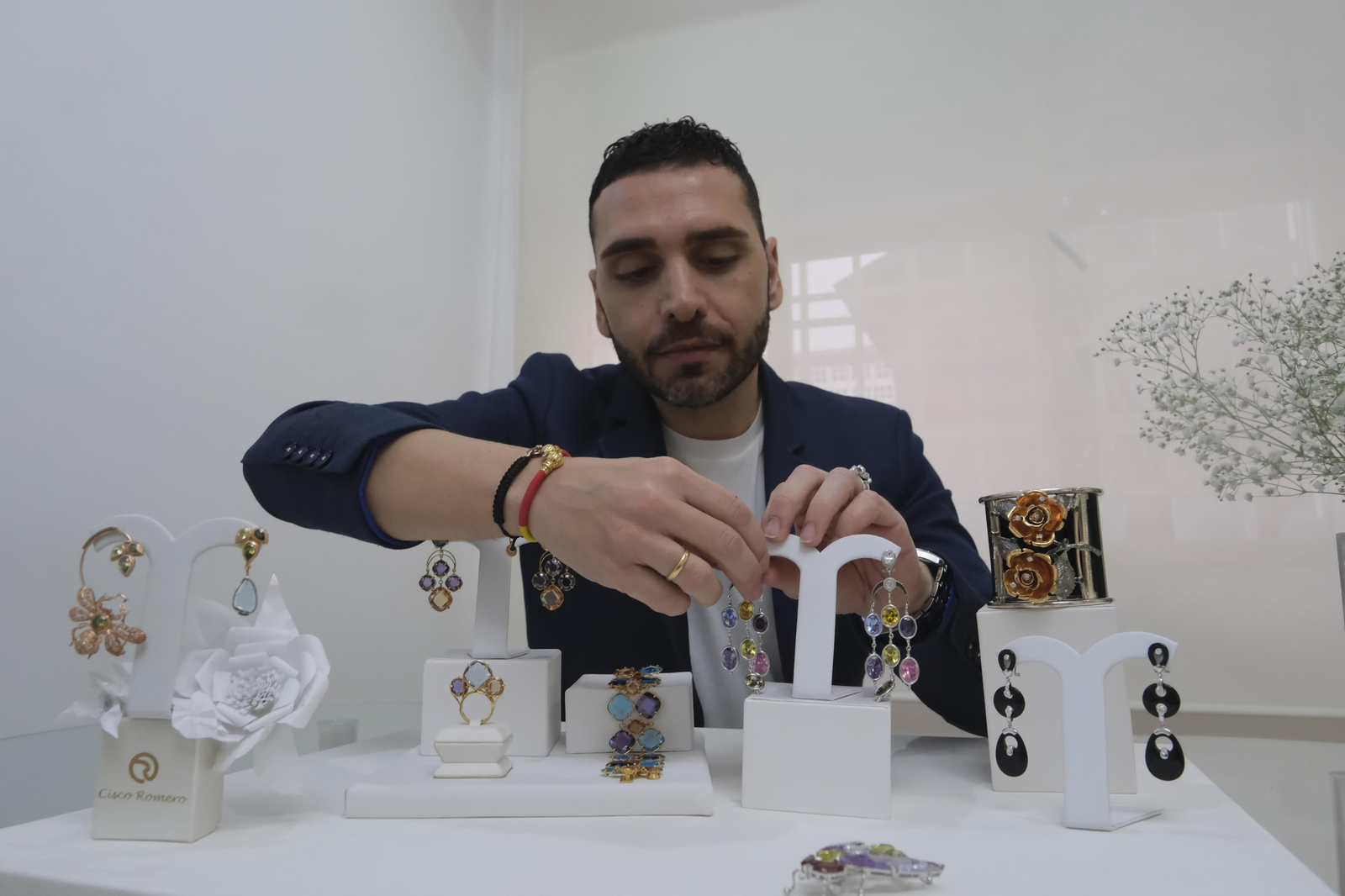 Entramos en el espectacular atelier del diseñador de joyas Cisco Romero, en fotos