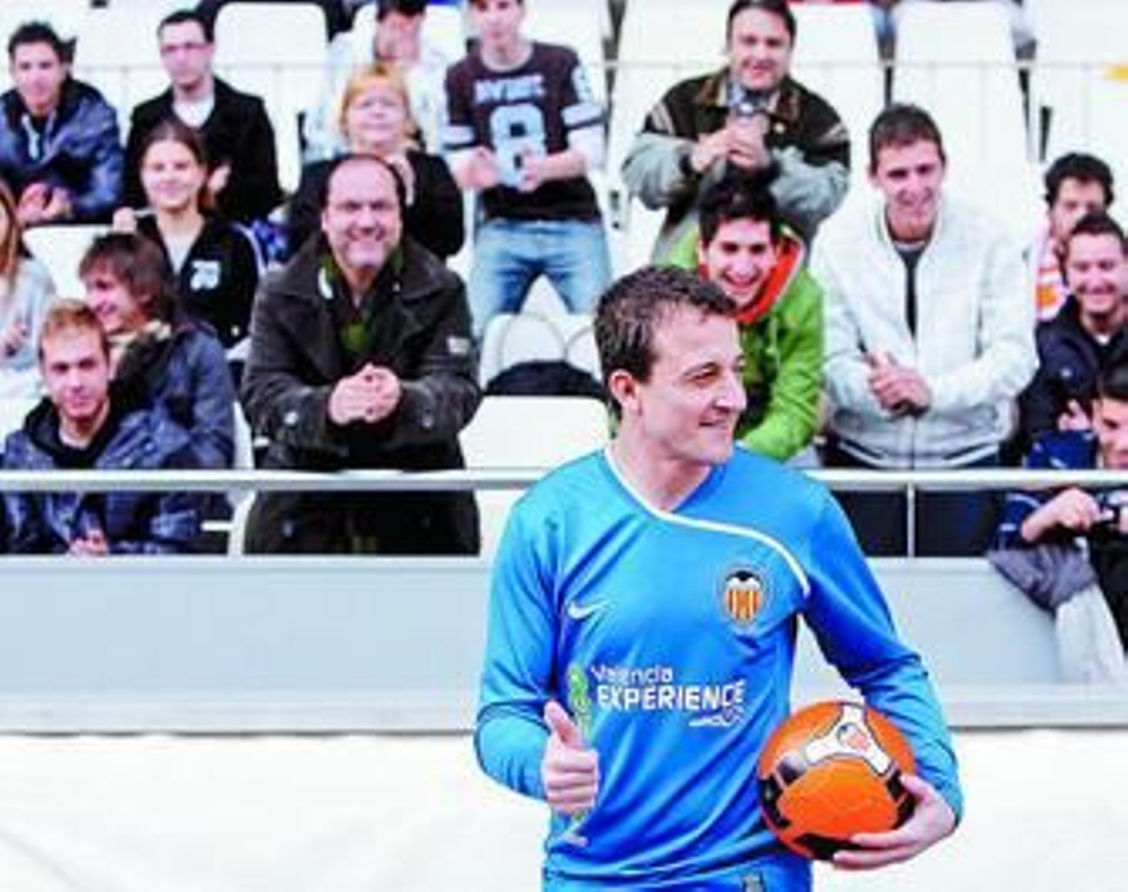 Dos imágenes de César y Palop tomadas en el partido de ayer en el que ambos conducen con el pie.