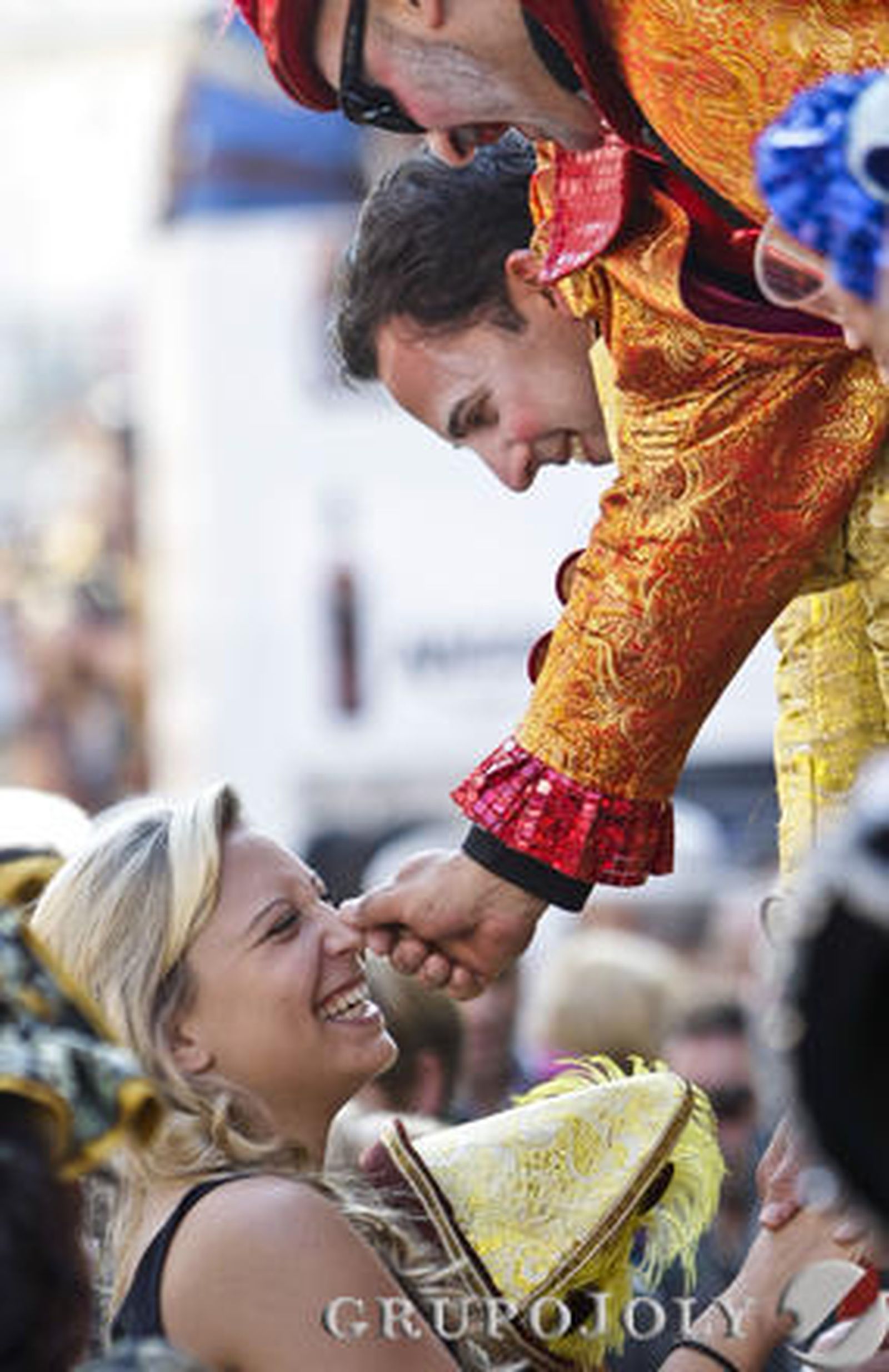 Las calles se llenan de agrupaciones oficiales e ilegales que reciben el aplauso de aficionados que logran disfrutar de una fiesta menos concurrida que la del domingo

Foto: Julio Gonzalez