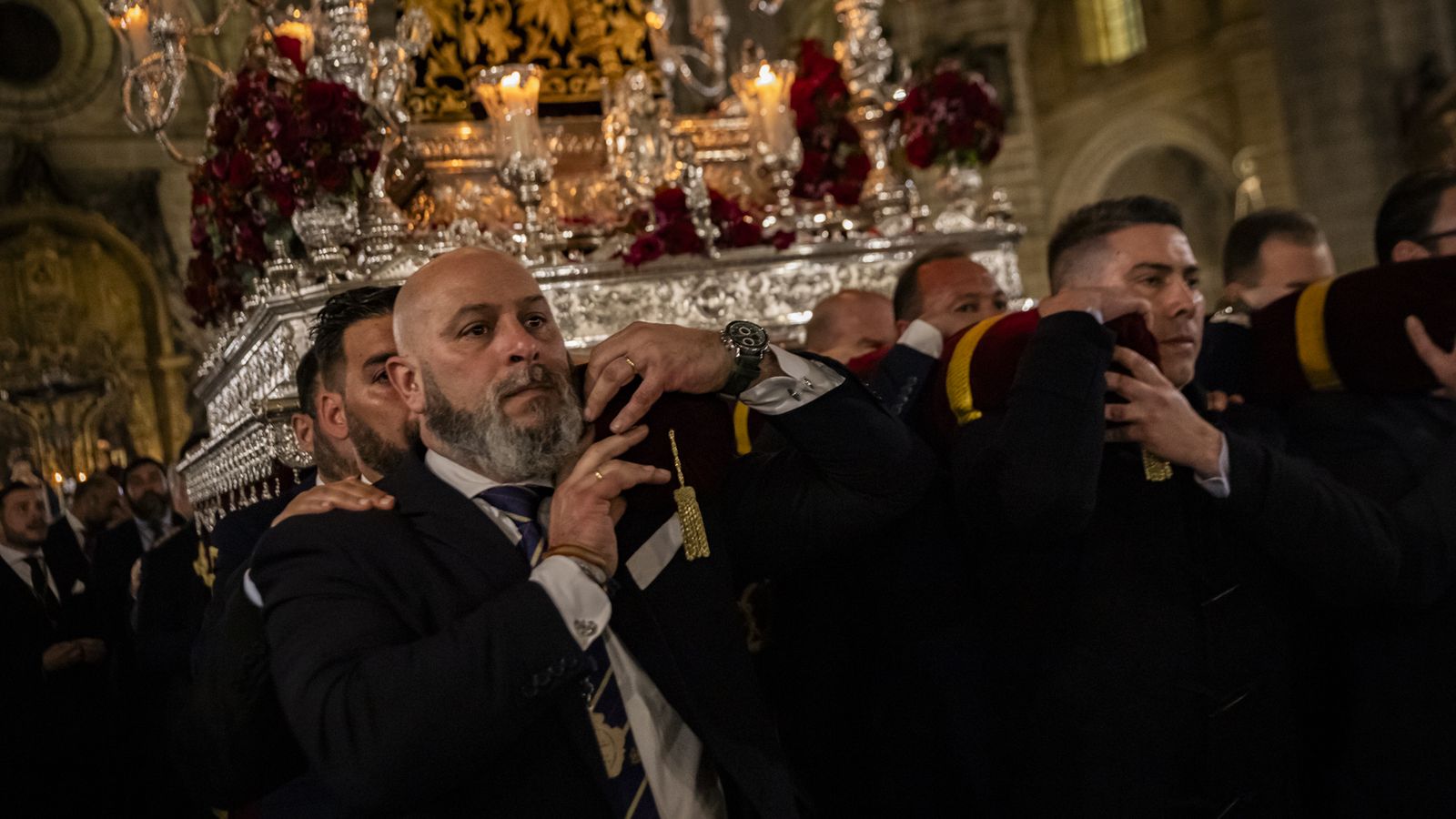 Costaleros del Cristo llevando al Señor de la Madrugada.