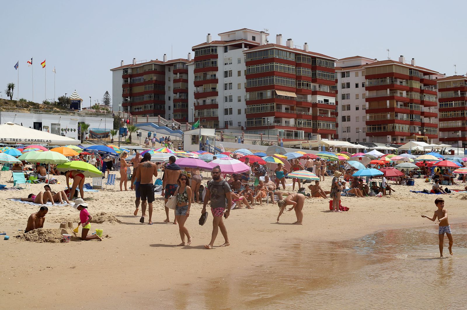 Imágenes del caluroso fin de semana en las playas de Huelva