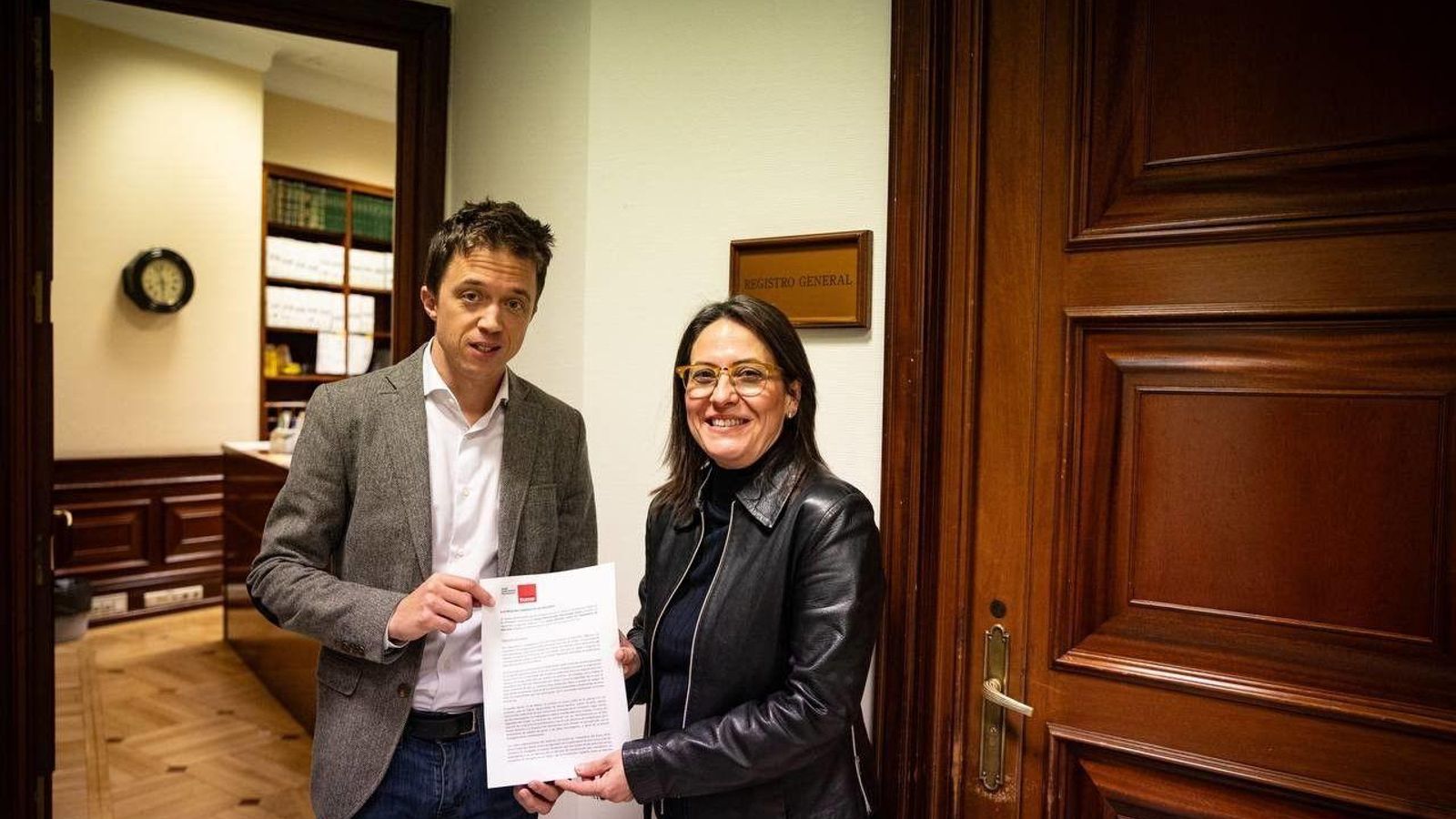 Íñigo Errejón y Esther Gil de Reboleño, el pasado febrero presentando una iniciativa parlamentaria sobre Aceriñox en el Congreso de los Diputados. Íñigo Errejón y Esther Gil de Reboleño, el pasado febrero presentando una iniciativa parlamentaria sobre Aceriñox en el Congreso de los Diputados.