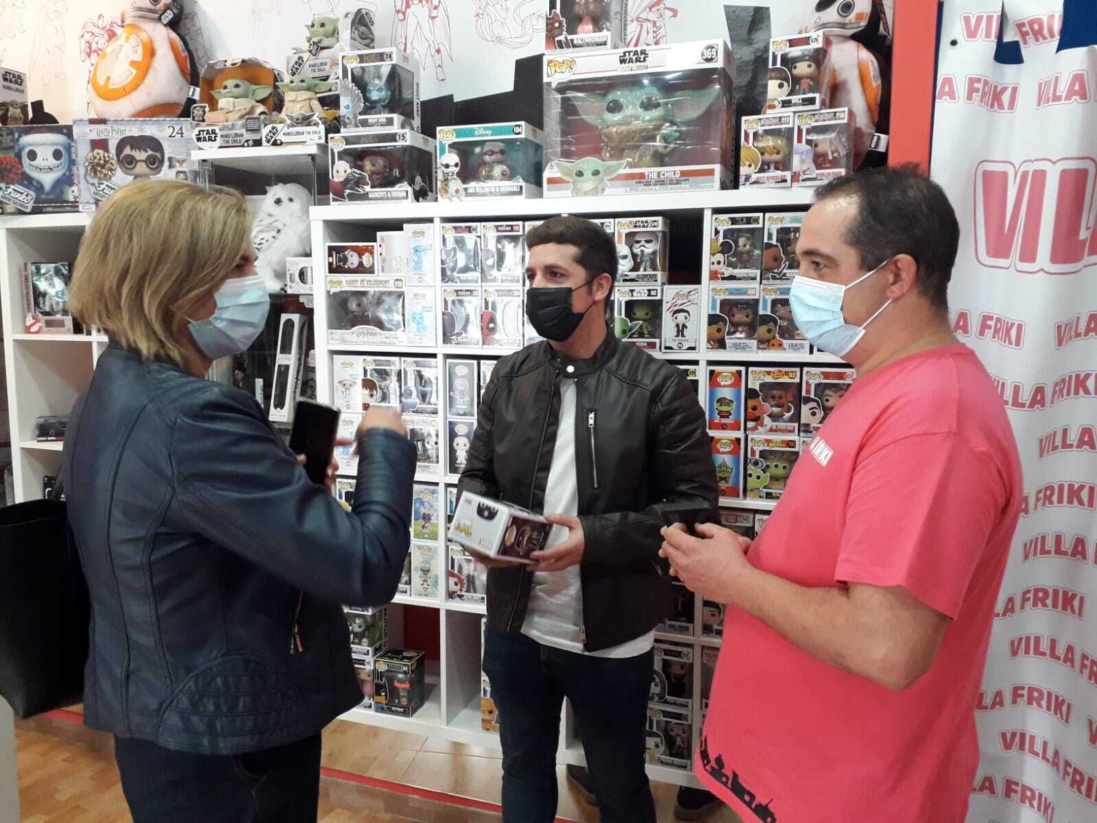 La delegada de Fomento y el de Juventud, durante una reciente visita a un comercio de la localidad.