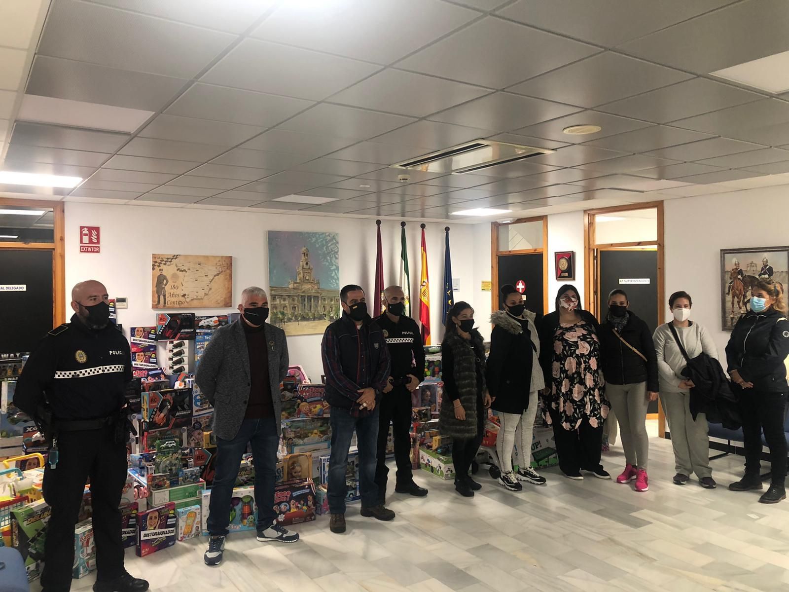 Miembros del Sindicato de la Policía Local en la jefatura con los juguetes donados.