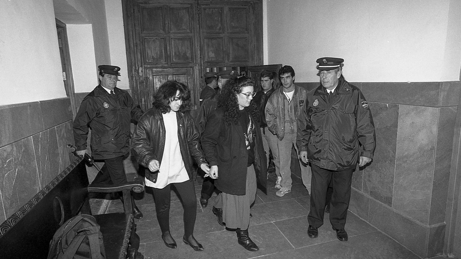 Dos de las acusadas escoltadas por la Guardia Civil