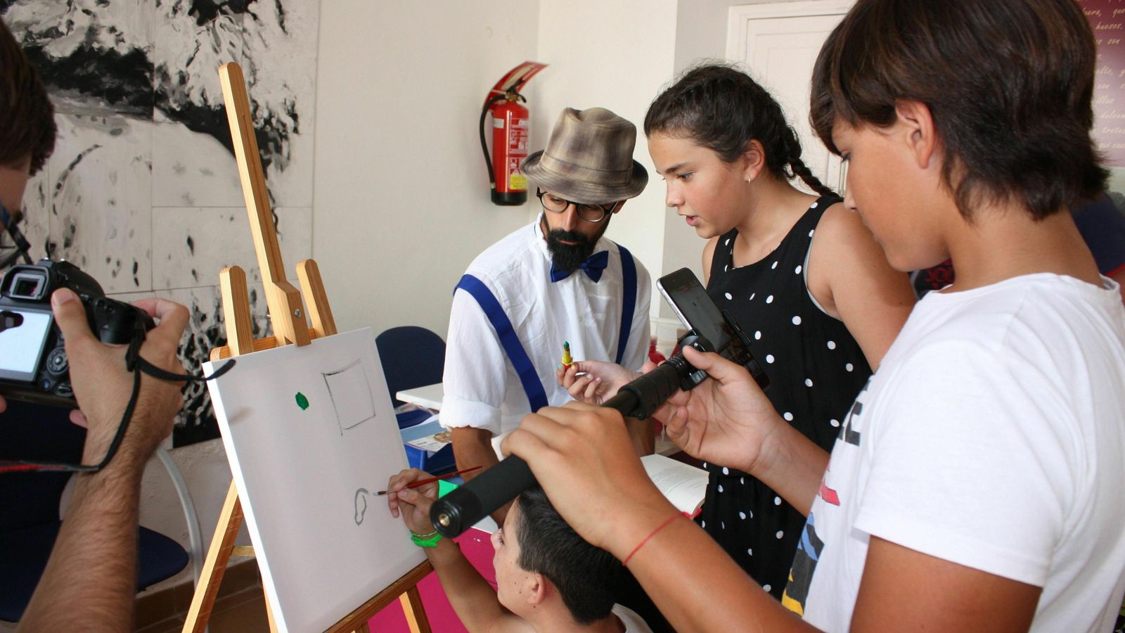 Los niños participan en una actividad.