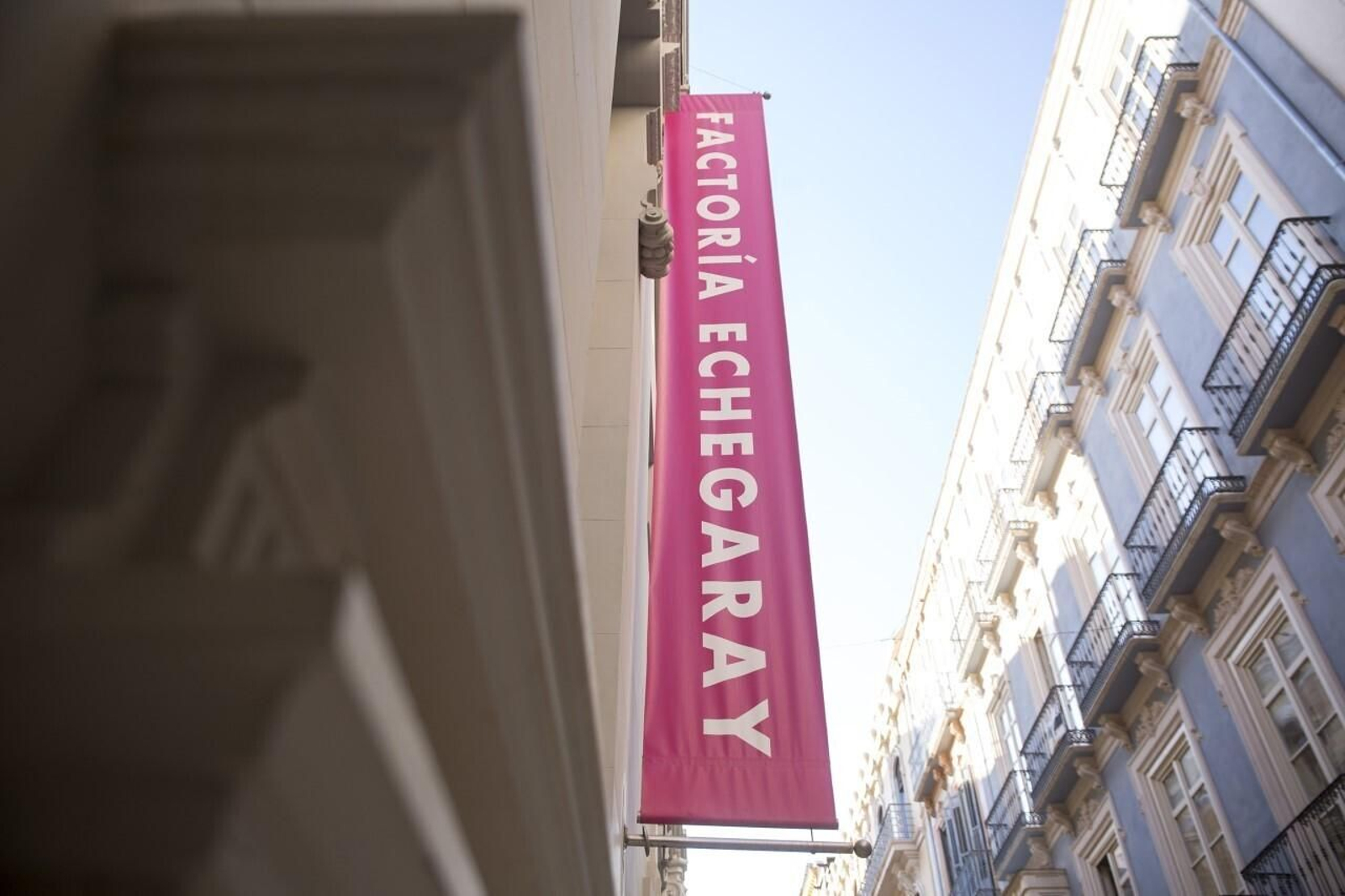 Cartel en la fachada del Teatro Echegaray de Málaga