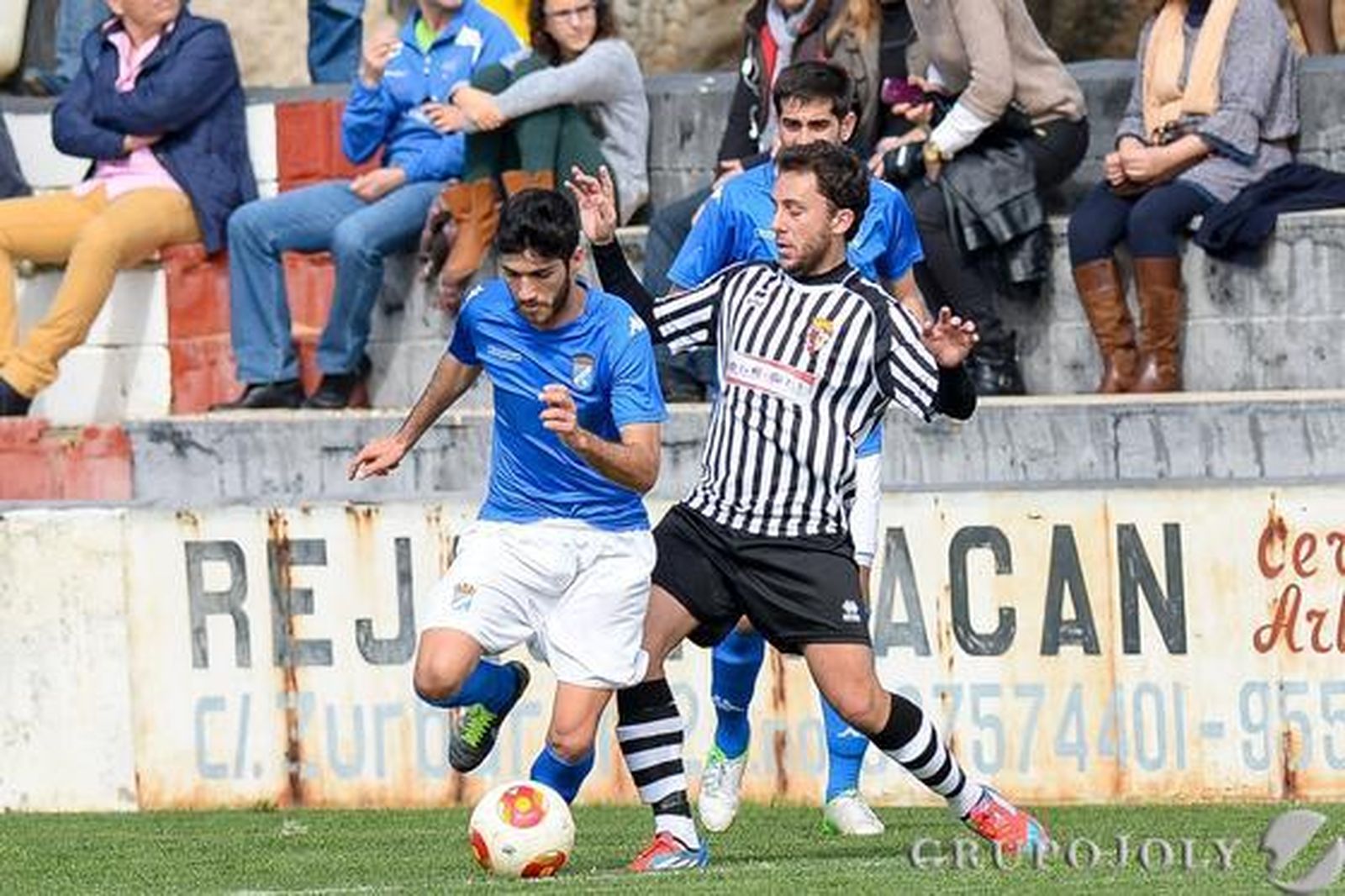 El XCD, que tampoco paga al árbitro, cae ante el Mairena (2-1) con un gol dudoso en el minuto 89.

Foto: LOF