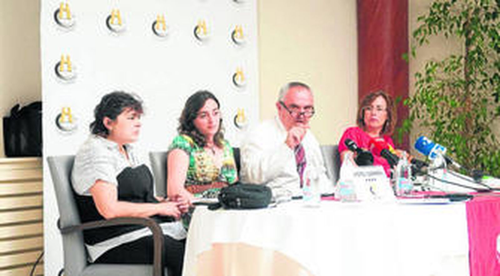 El matrimonio (centro) ofreció ayer una rueda de prensa en el Hotel Carmen.
