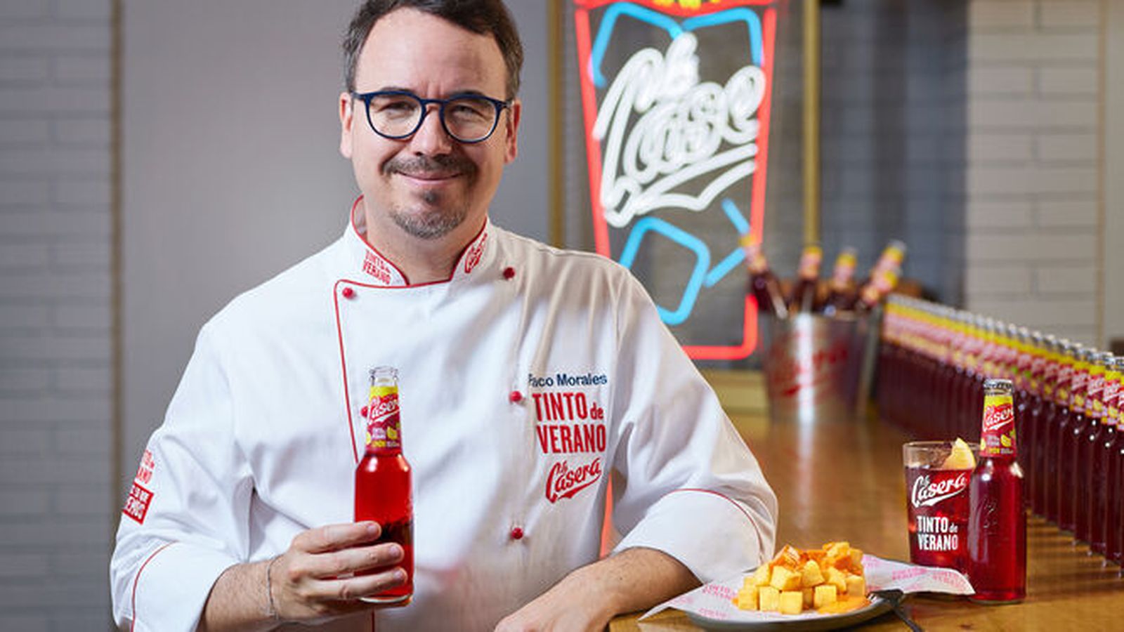 Paco Morales posa en El Bar de Paco Morales