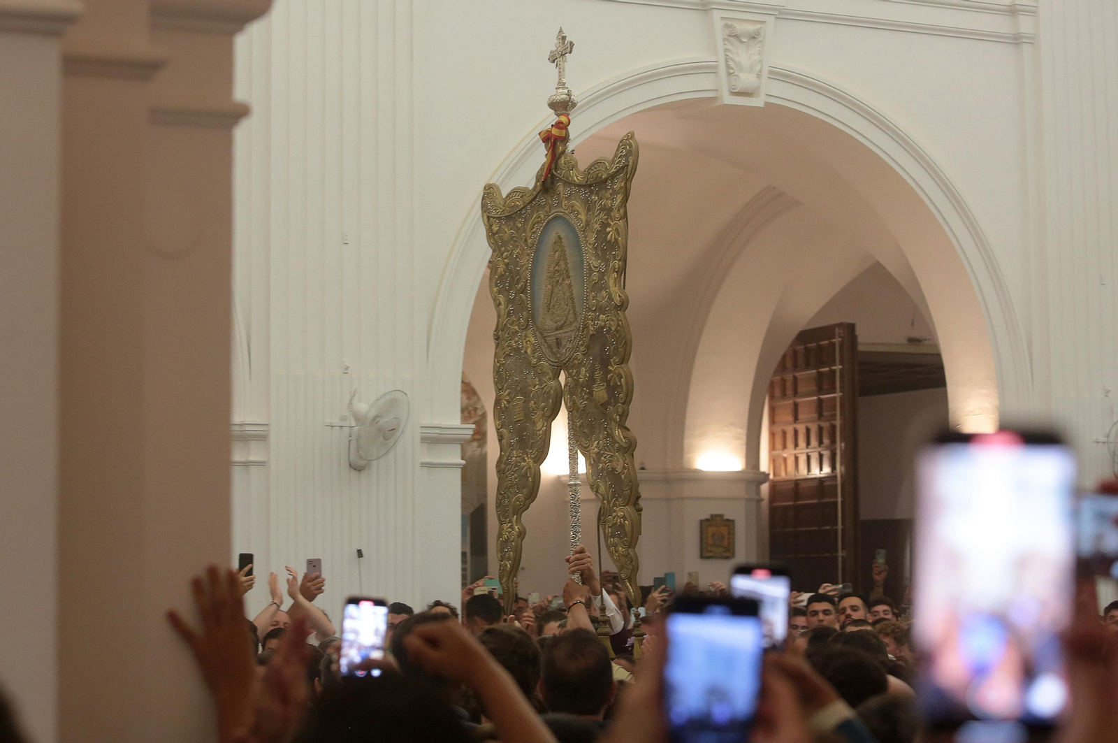 El Rocío 2023: Salto a la reja y procesión de la Virgen del Rocío en imágenes