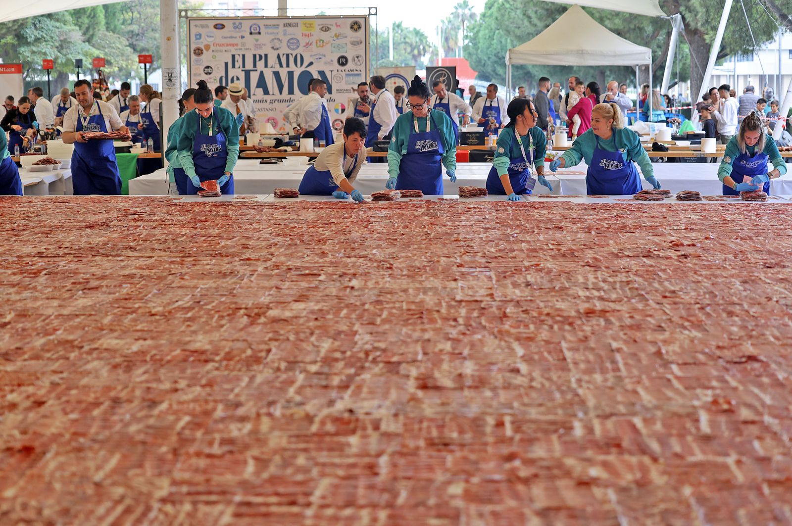 Huelva consigue el récord Guinness con el plato de jamón más grande del mundo, en imágenes