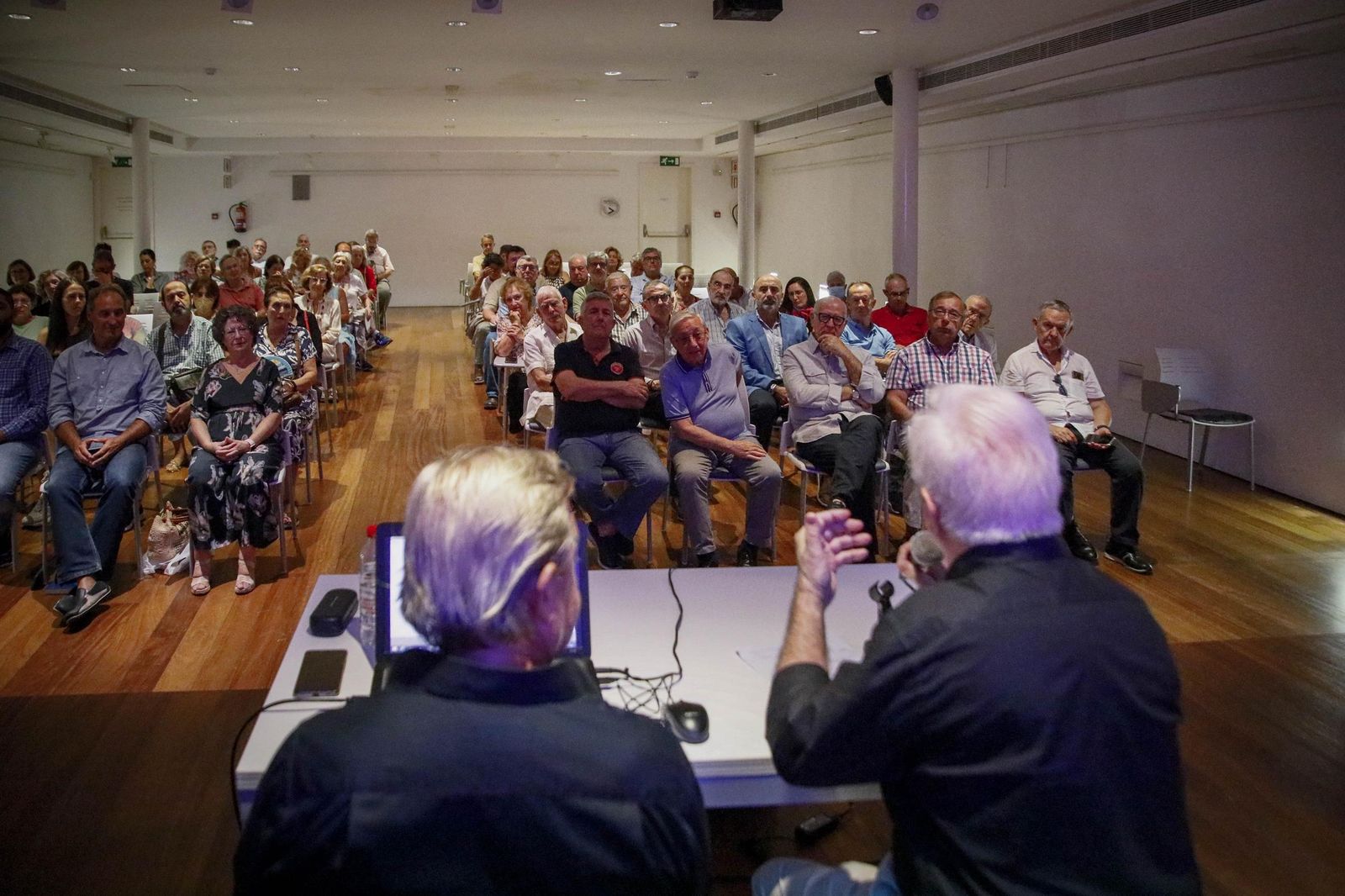 Las imágenes de la conferencia dentro de la "Semana Cultural Puerta Europa" de Ginés Valera en Almería