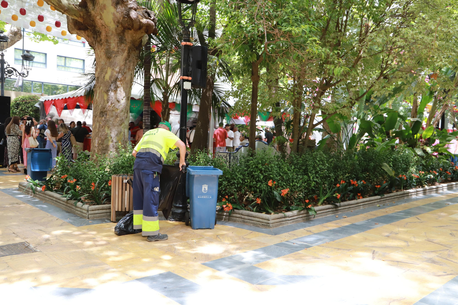 Un operario realizando labores de limpieza. Un operario realizando labores de limpieza.
