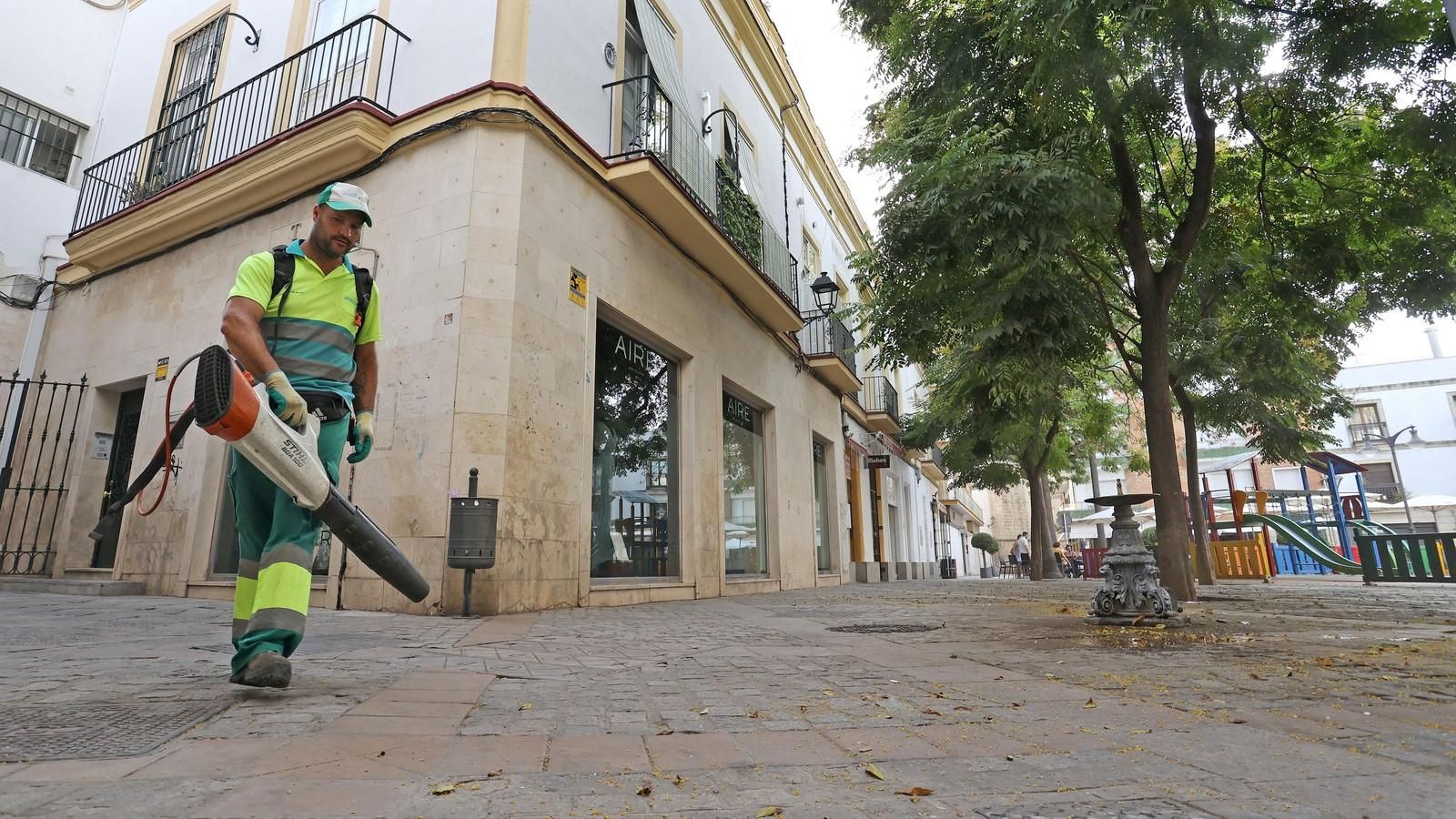Un empleado de la limpieza viaria, trabajando en la plaza del Progreso.