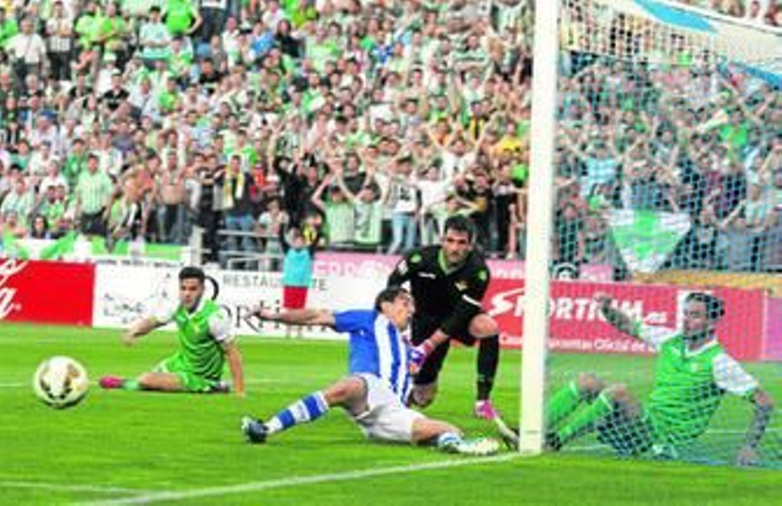 Rennella salva bajo los palos un remate de Pedro Ríos tras otro de Caye que pudo haber sido gol.