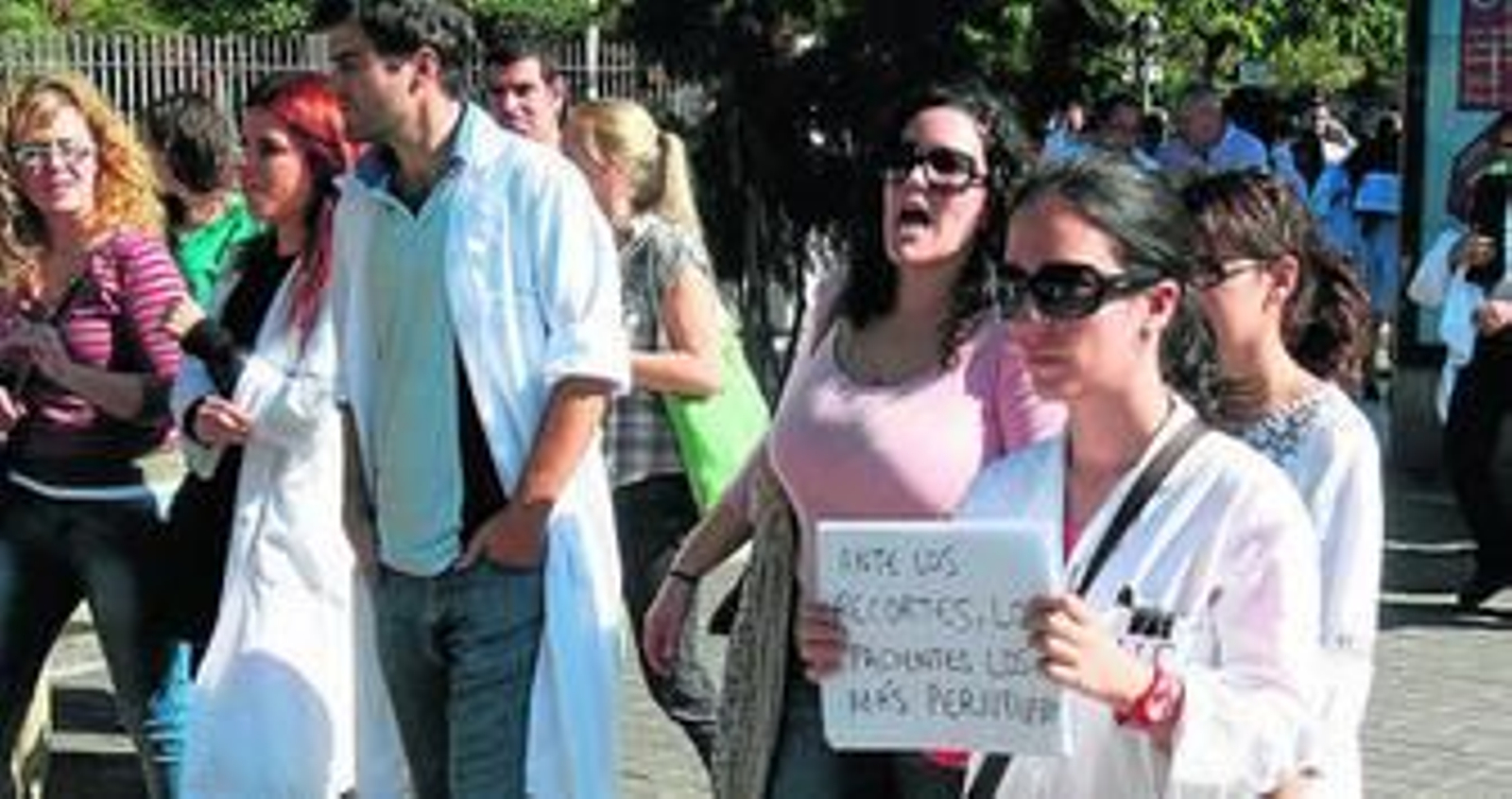 Jóvenes médicos, ayer durante una de las protestas.