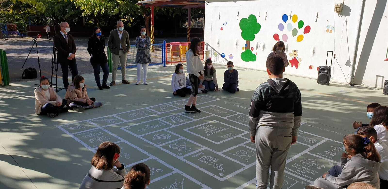Alumnos del colegio Carmen de Burgos en el Juego de la Oca Flamenca.