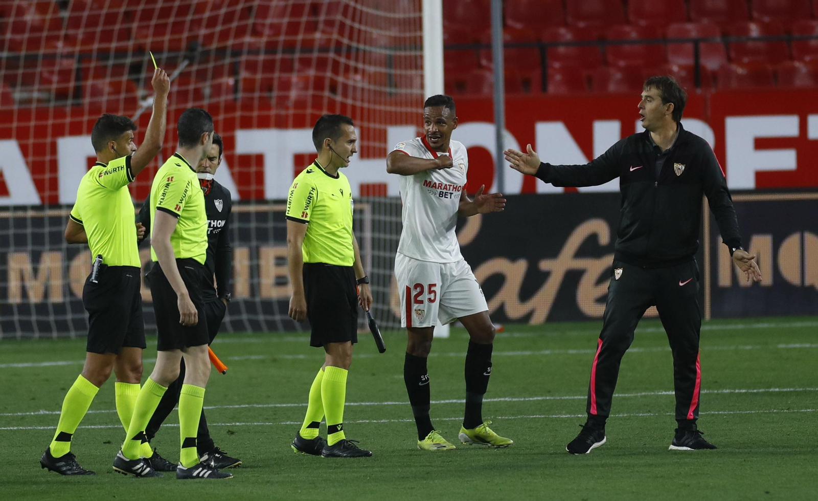 El colegiado muestra la tarjeta amarilla a Lopetegui al final del partido.