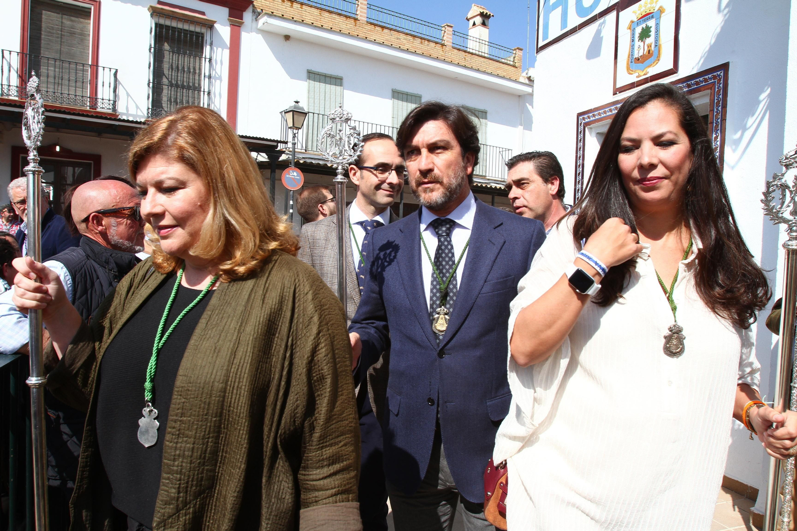 La Hermandad de Huelva se presenta ante la Virgen del Rocío en su peregrinación a la aldea almonteña