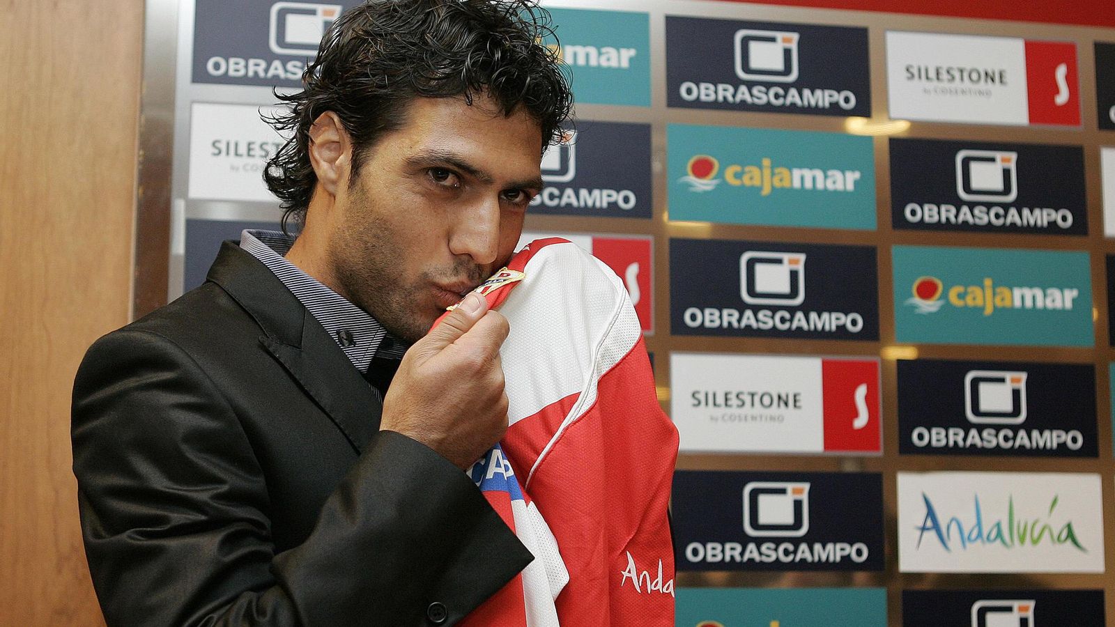 José Ortiz besa el escudo del equipo de su vida en la sala de prensa del estadio de los Juegos Mediterráneos.