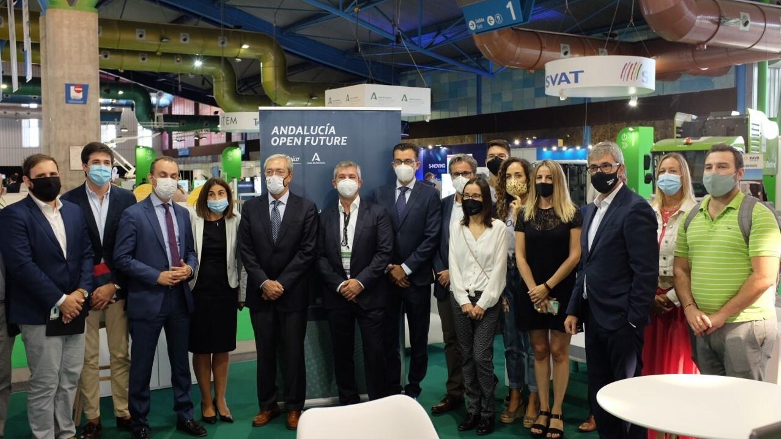 Almazor, junto a varias autoridades y emprendedores de Andalucía Open Future.