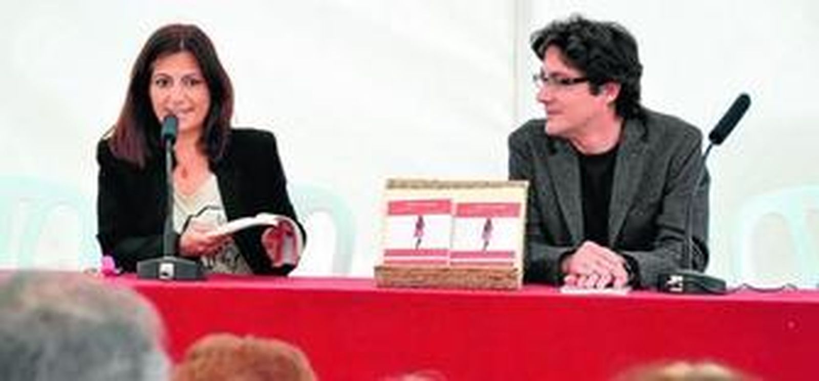 Josefa Parra y Fernando Taboada, ayer, durante la lectura poética en el Arenal.