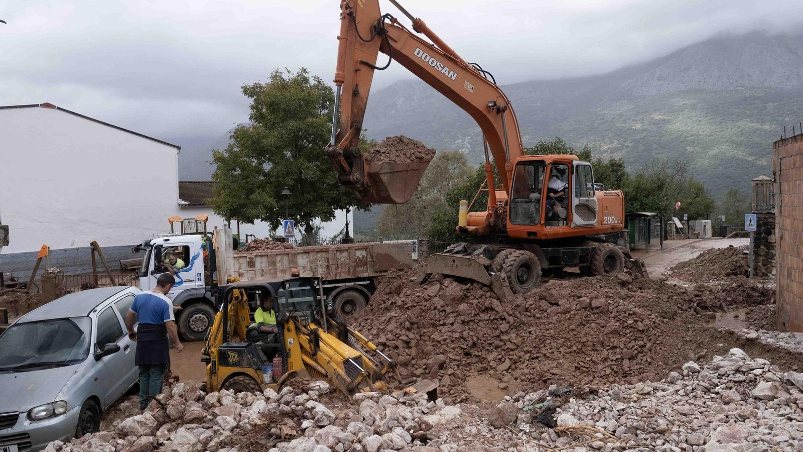 Toneladas de barro y piedras han quedado depositados en la zona afectada.
