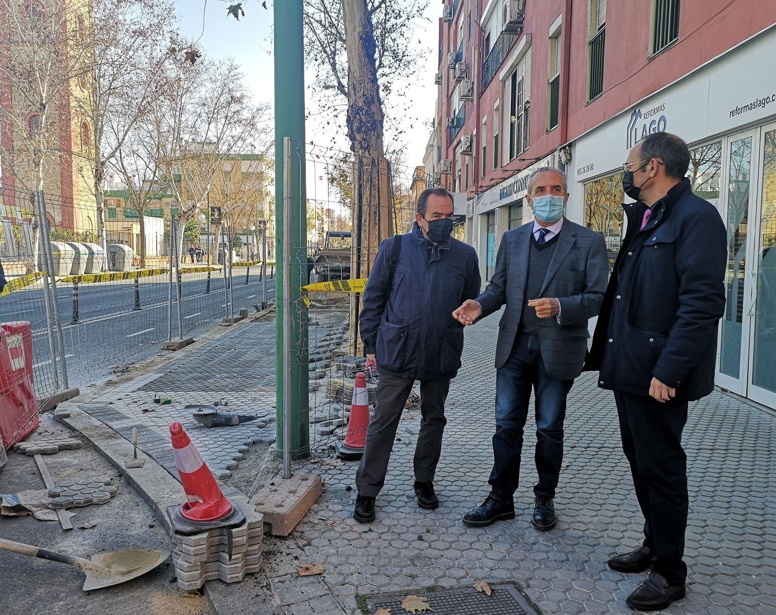 El delegado Juan Manuel Flores visita las obras en el acerado de la calle Resolana.