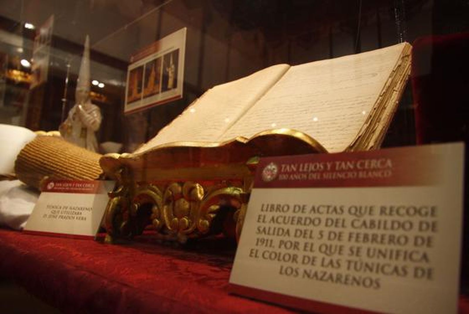 Los visitantes aprecian los objetos de la exposición "Tan lejos y tan cerca", de la Hermandad de la Amargura.

Foto: Belen Vargas