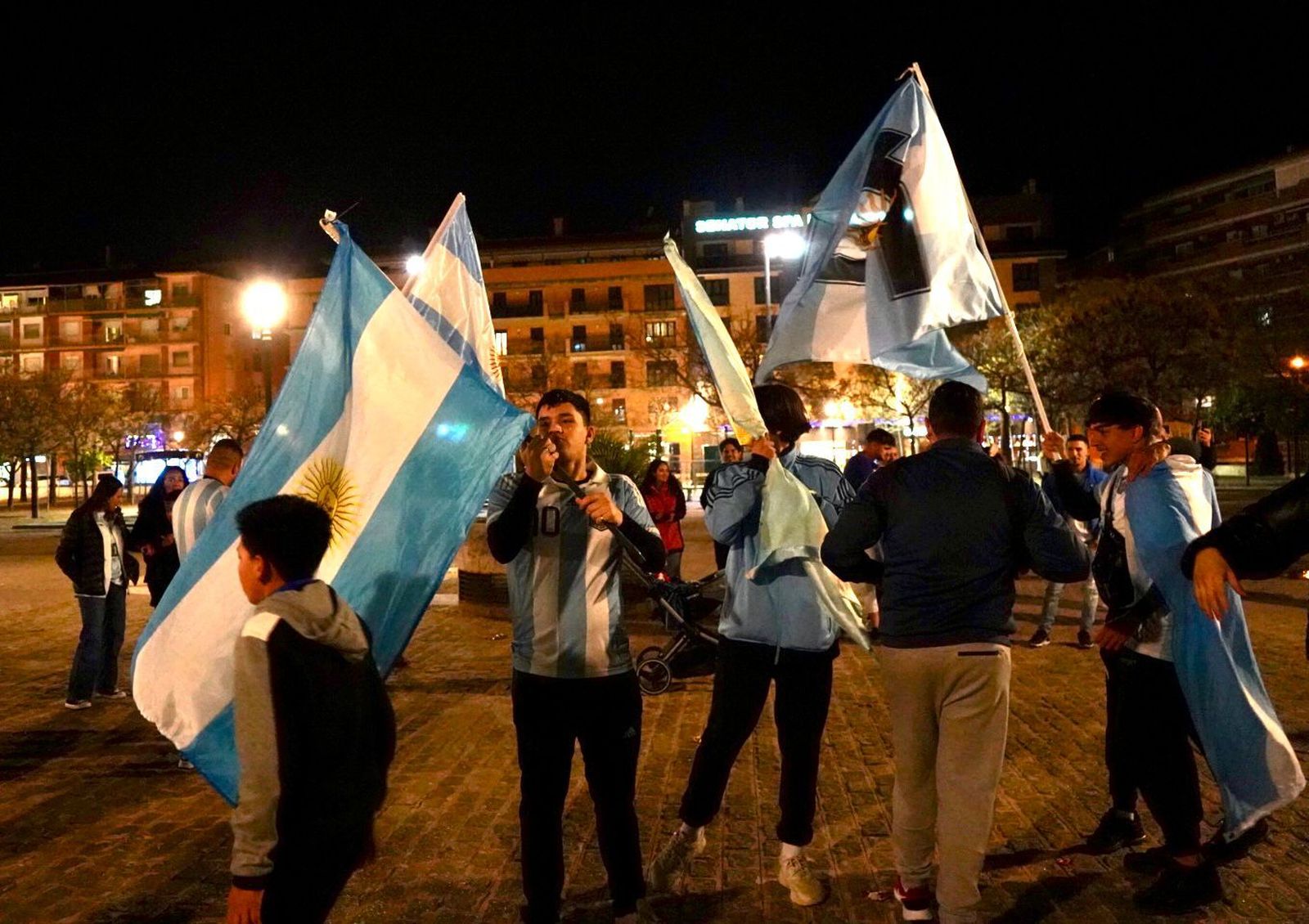 Así celebra Granada que la Argentina de Messi es campeón del mundo de fútbol