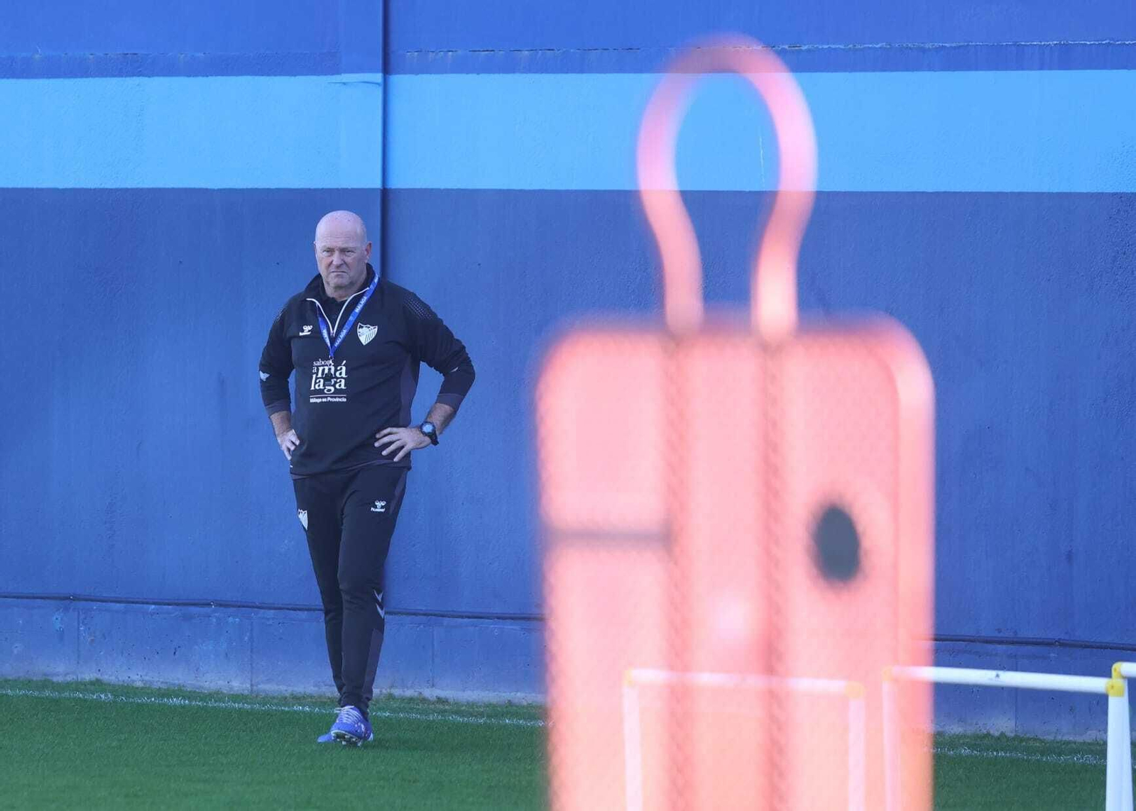 Pepe Mel, durante un entrenamiento del Málaga. Pepe Mel, durante un entrenamiento del Málaga.