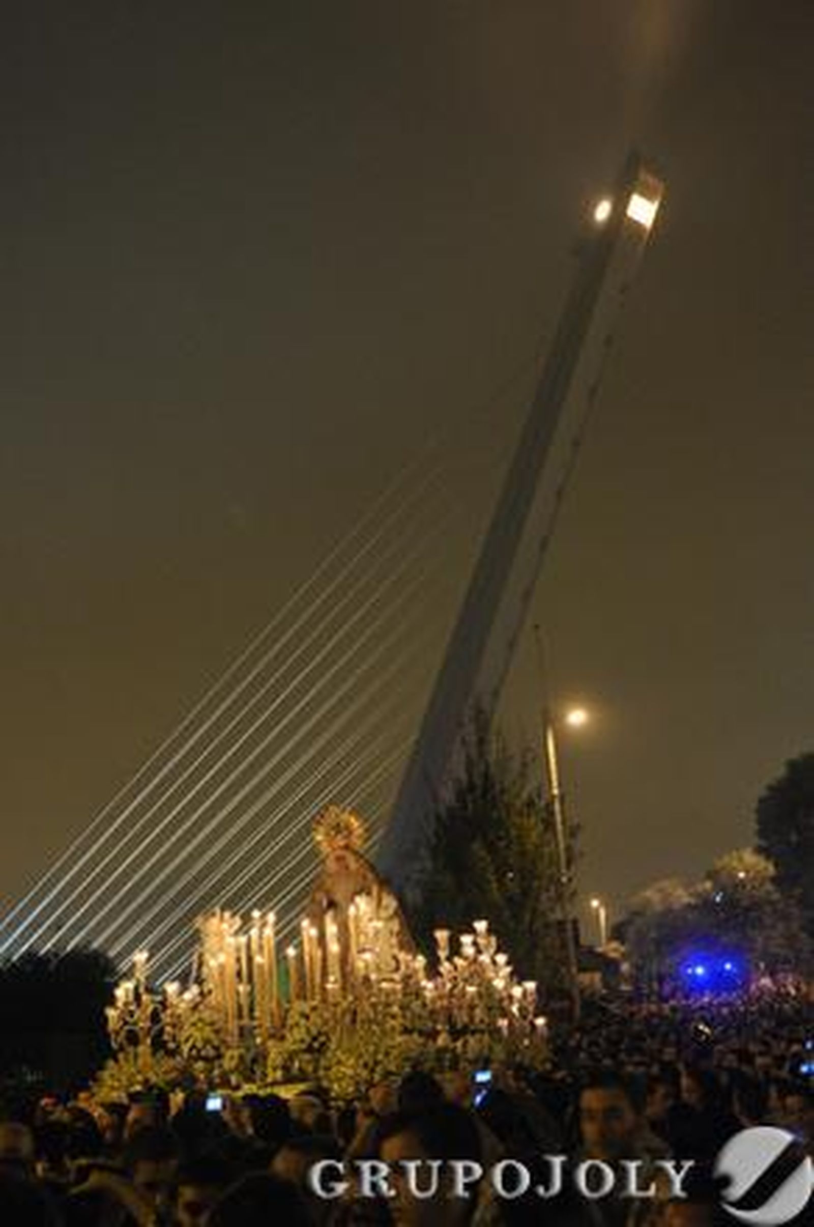 La Macarena cruza el río por el puente del Alamillo.

Foto: Manuel Gomez