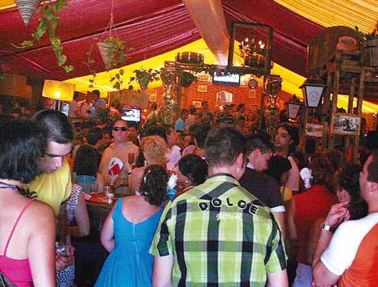 Los algecireños llenan las casetas del Real para apurar el último sábado de la Feria