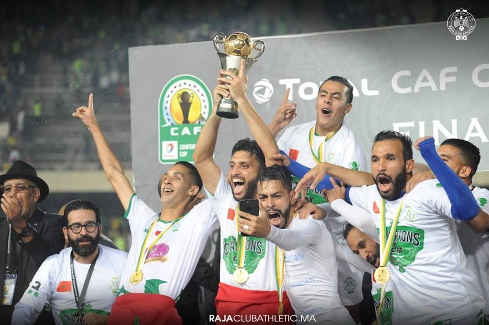 Los jugadores del Raj Casablanca de Garrido celebran el título