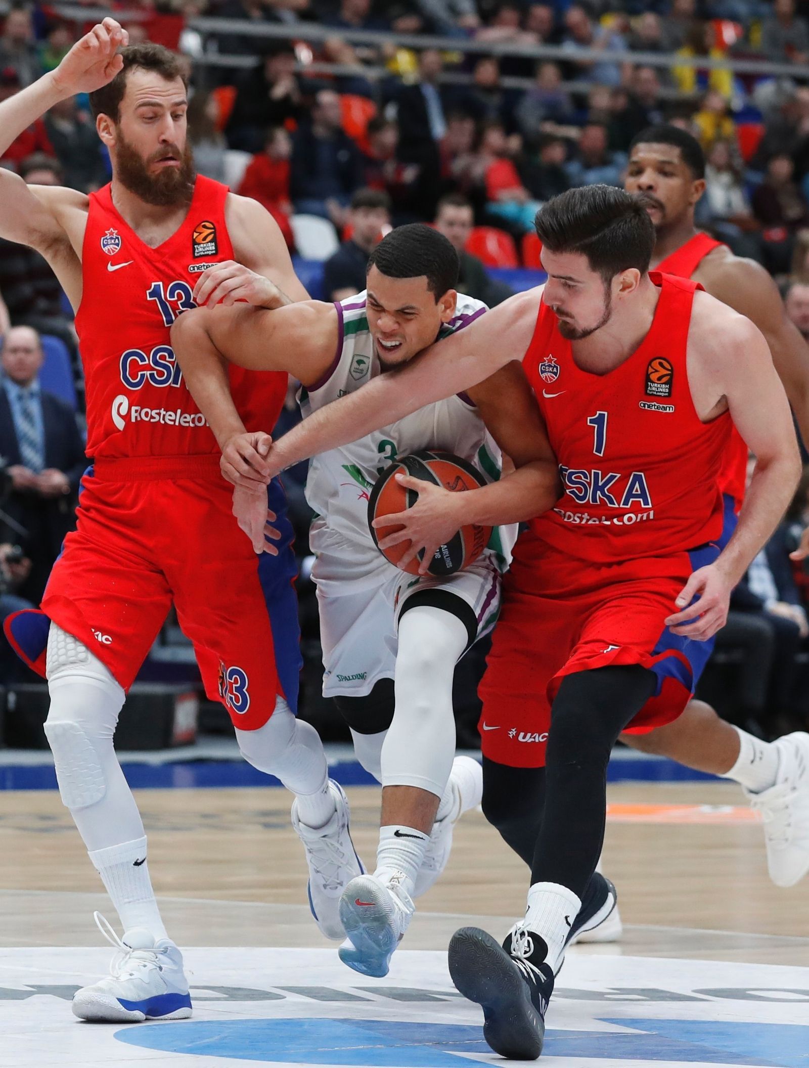 McCallum, entre Sergio Rodríguez y De Colo.