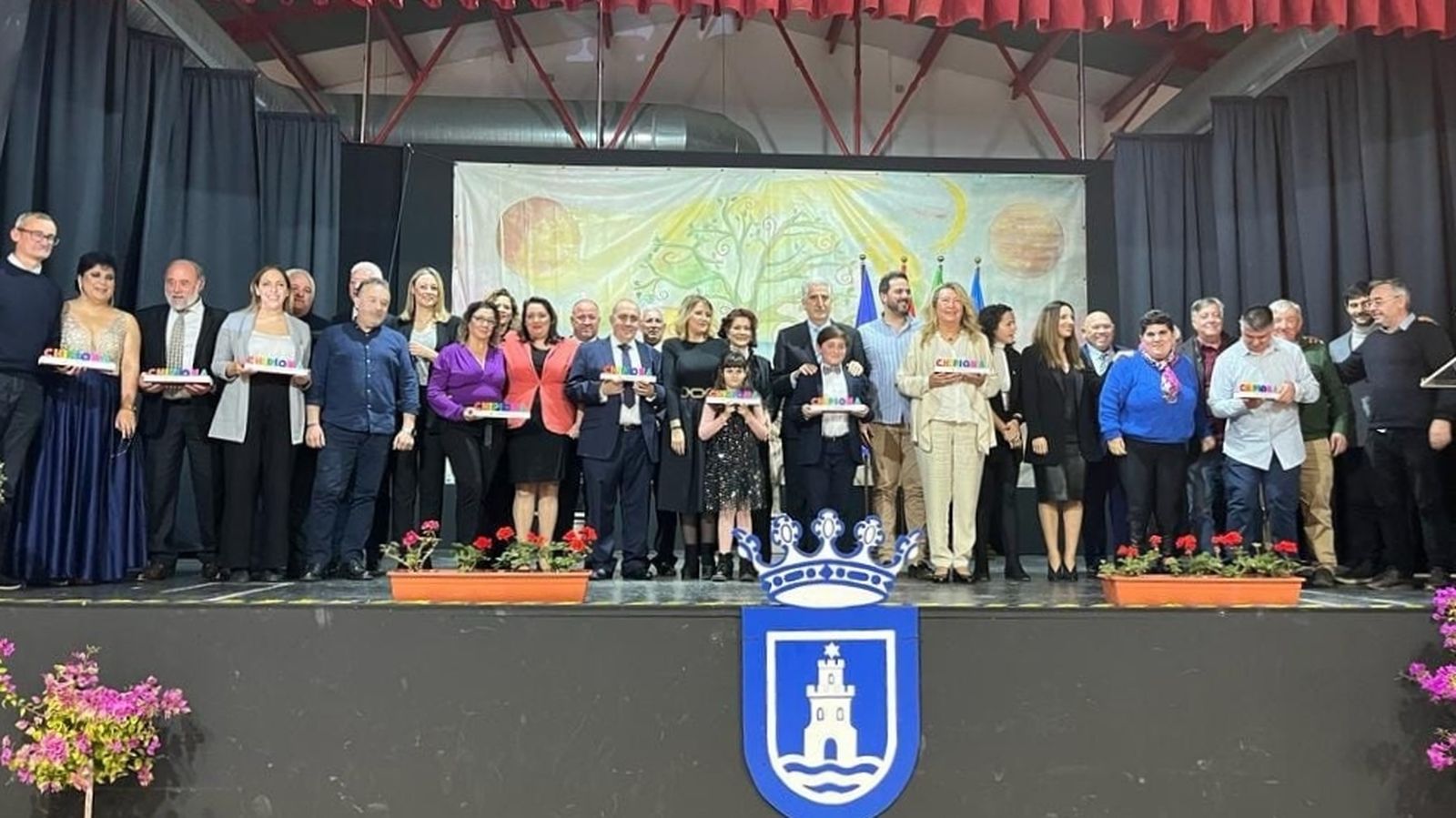 Los galardonados con los Premios ‘Ciudad de Chipiona’, junto a miembros de la Corporación municipal.