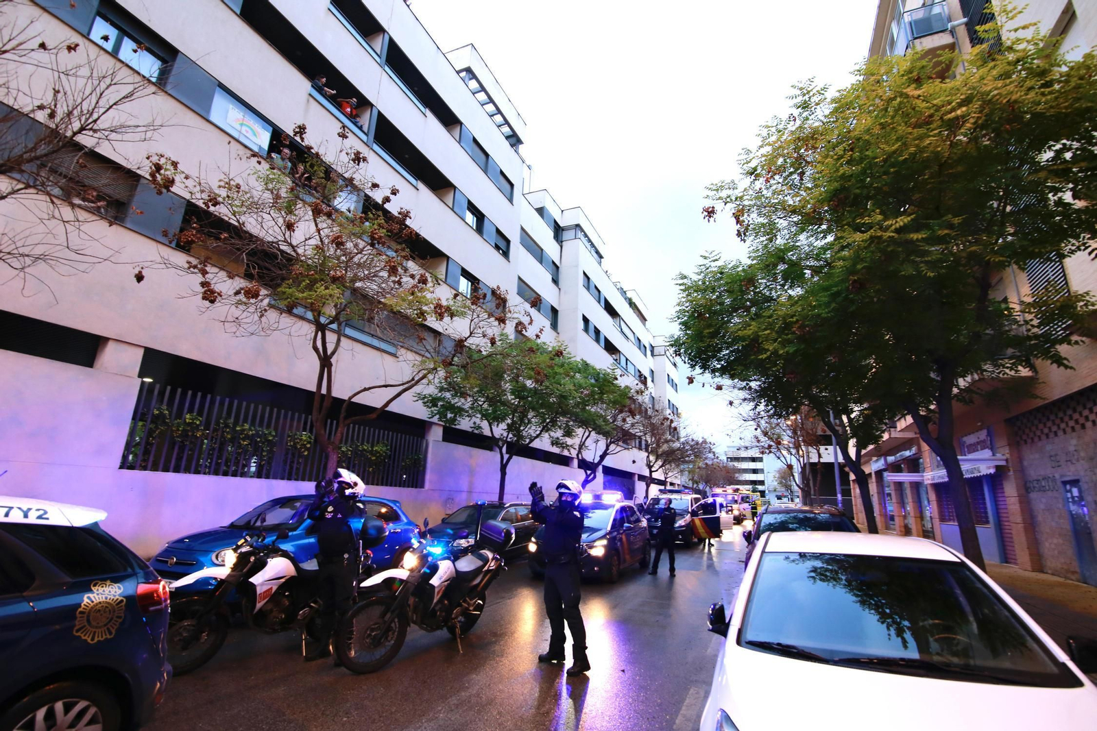 Una de las caravanas que la Policía Nacional ha realizado días atrás para agradecer a las familias, en especial a los niños, el permanecer en las casas. Una de las caravanas que la Policía Nacional ha realizado días atrás para agradecer a las familias, en especial a los niños, el permanecer en las casas.