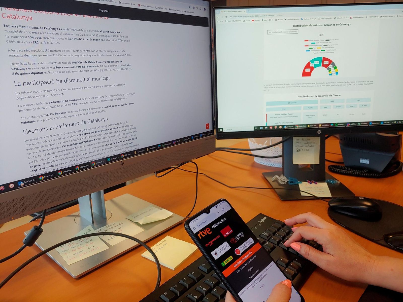 Un periodista consulta varias pantallas