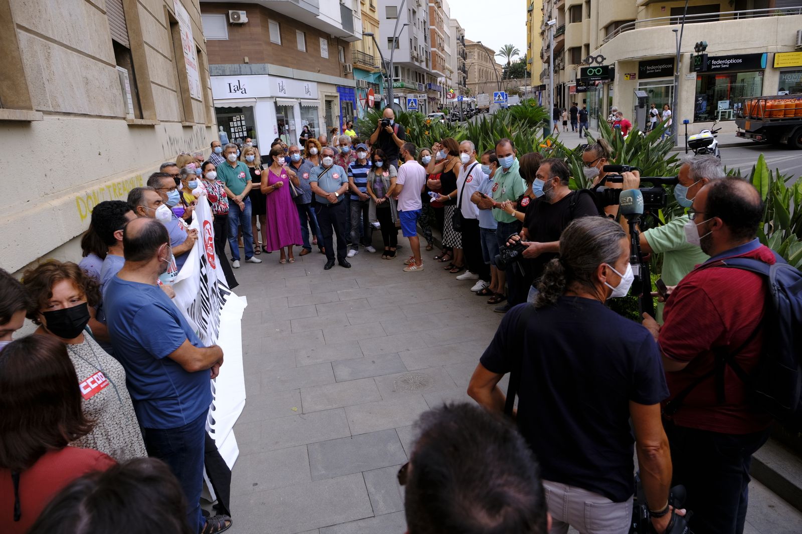 Minuto de silencio convocado por CCOO y UGT por la muerte del bombero forestal Carlos Martínez.
