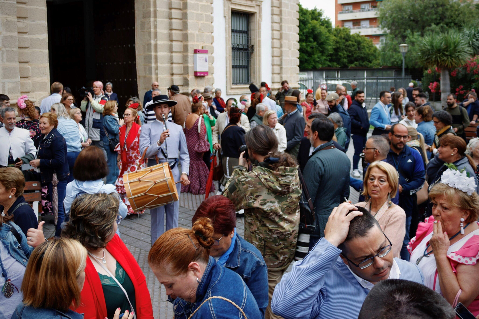 La salida de la hermandad del Rocío de Cádiz, en imágenes