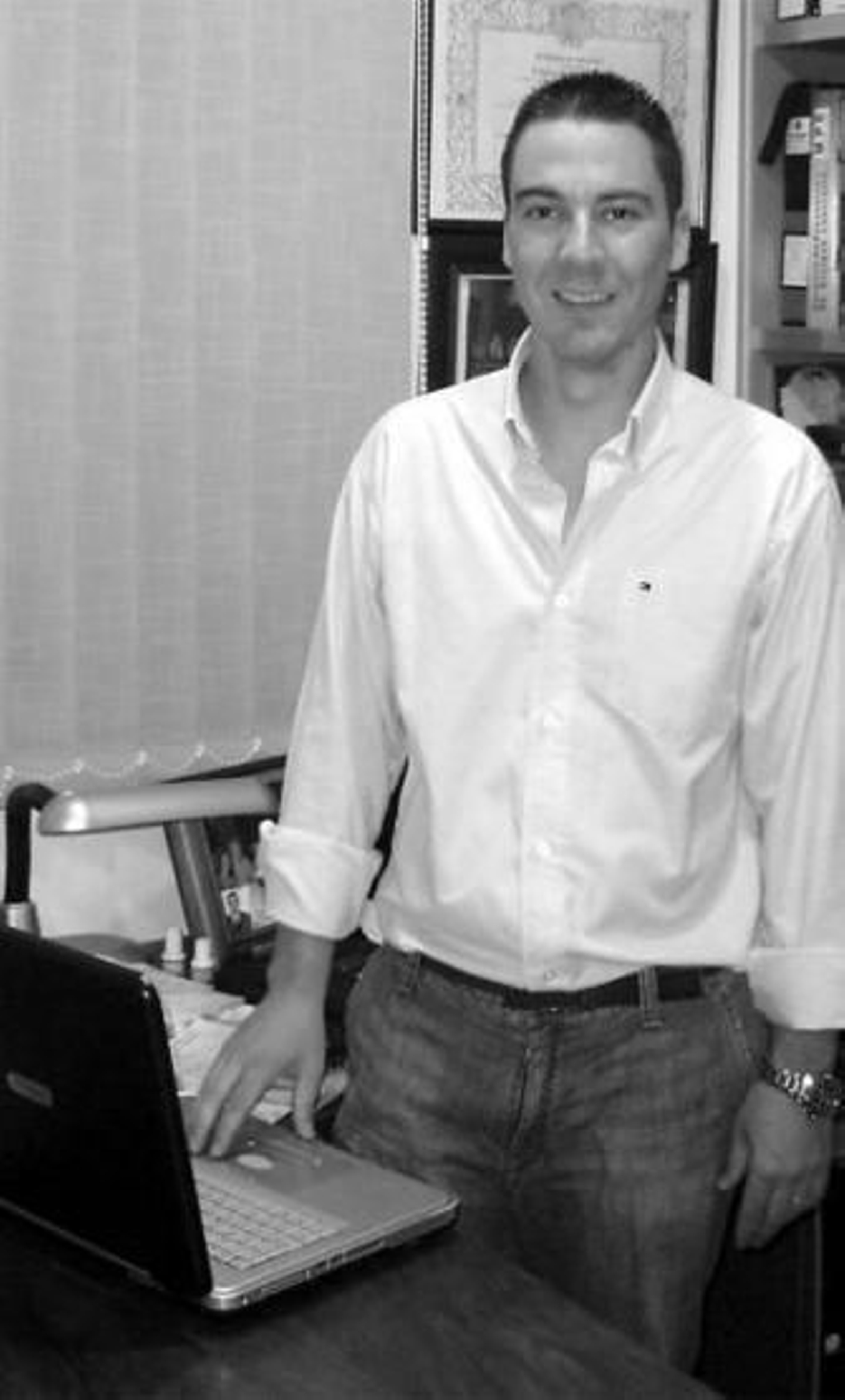 Juan José Domenech posa ante uno de sus ordenadores.