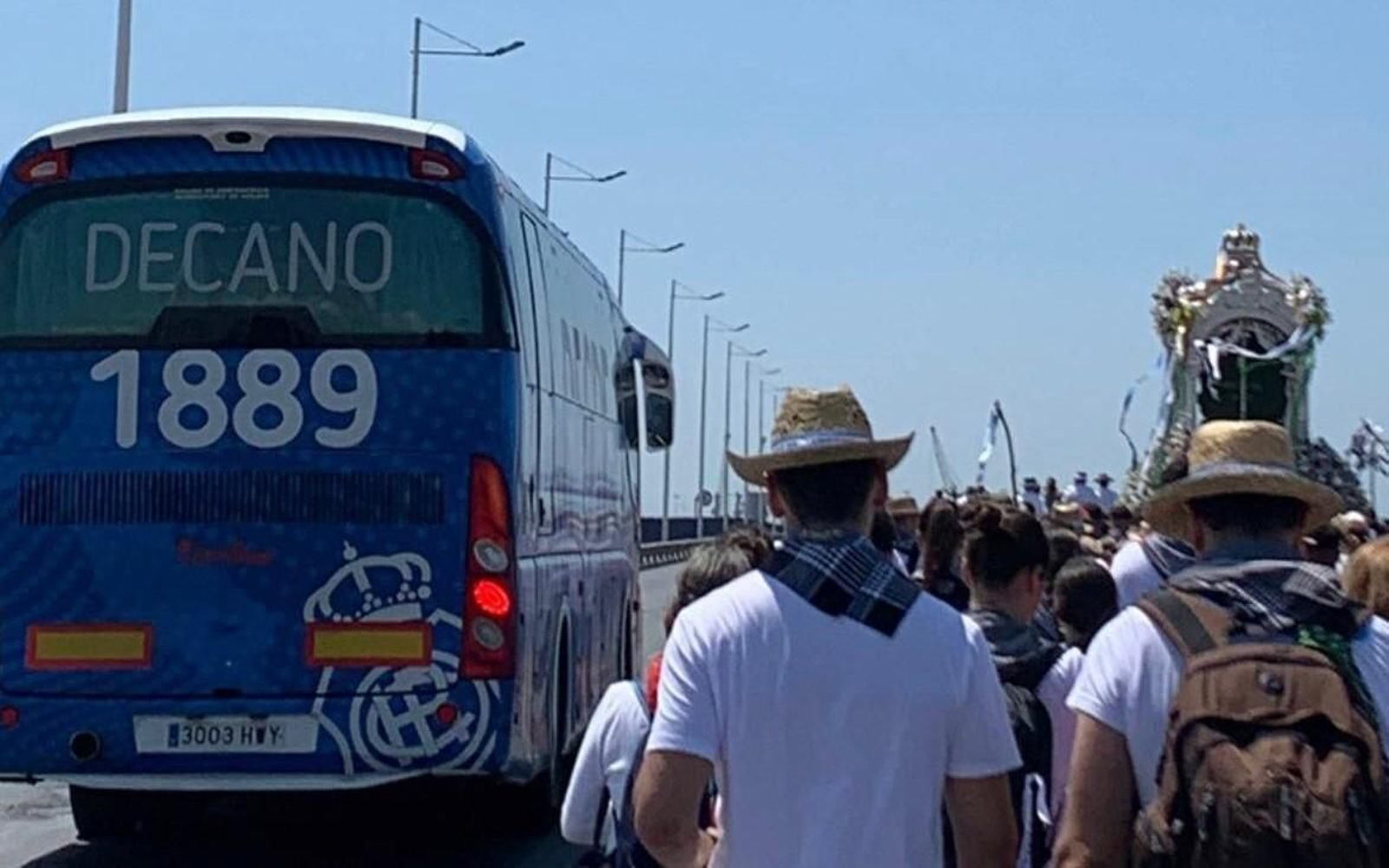 El autobús del Recre junto al Simpecado de Huelva. @FranmRecre
