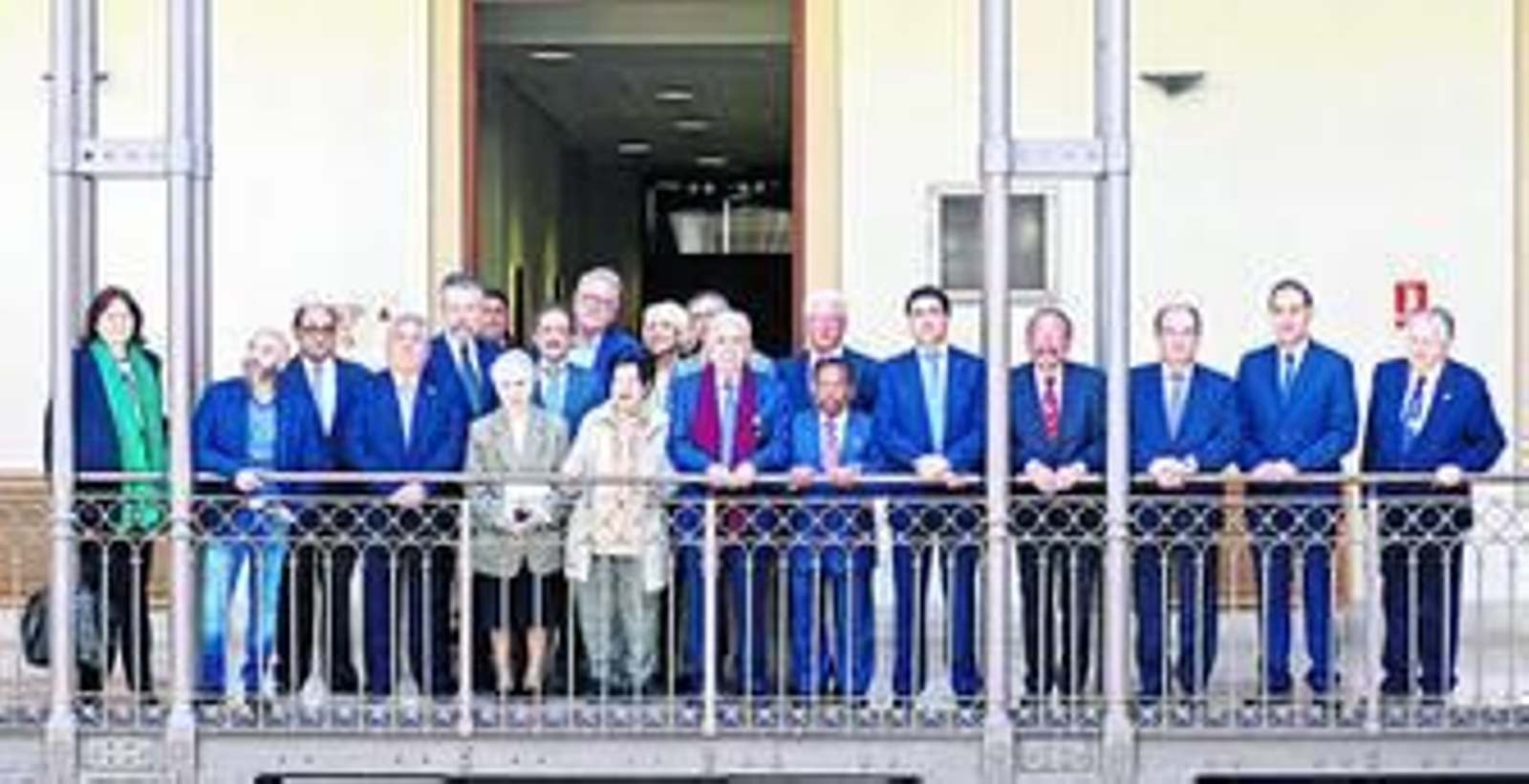 Foto de familia de los homenajeados con la alcaldesa de la ciudad antes de comenzar el acto ayer en el Palacio de Congresos.