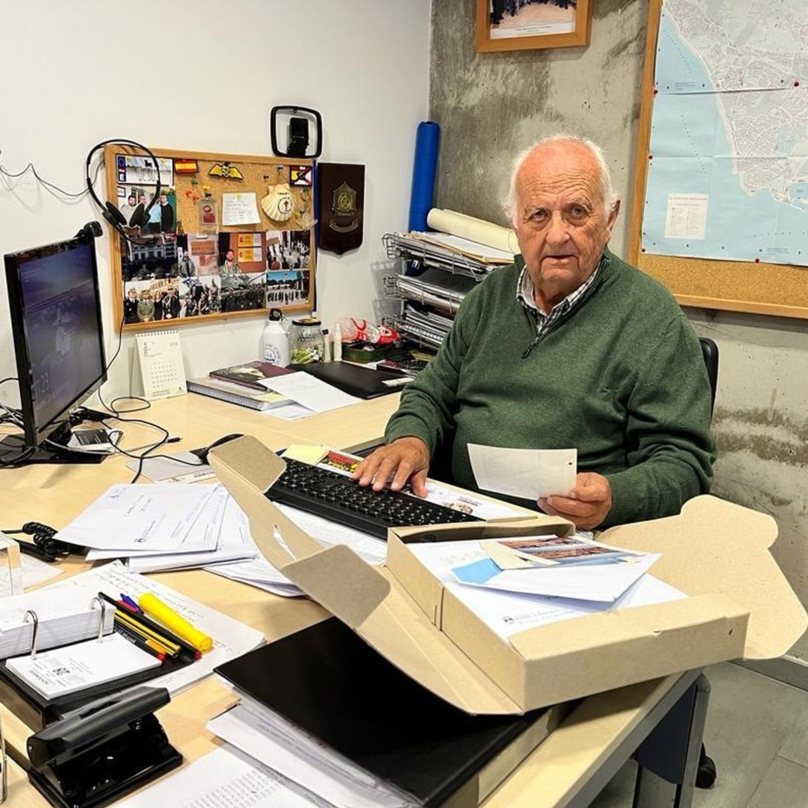 Vicente González Lechuga,  en su labor desinteresada de clasificación y catalogación en el Archivo Histórico.