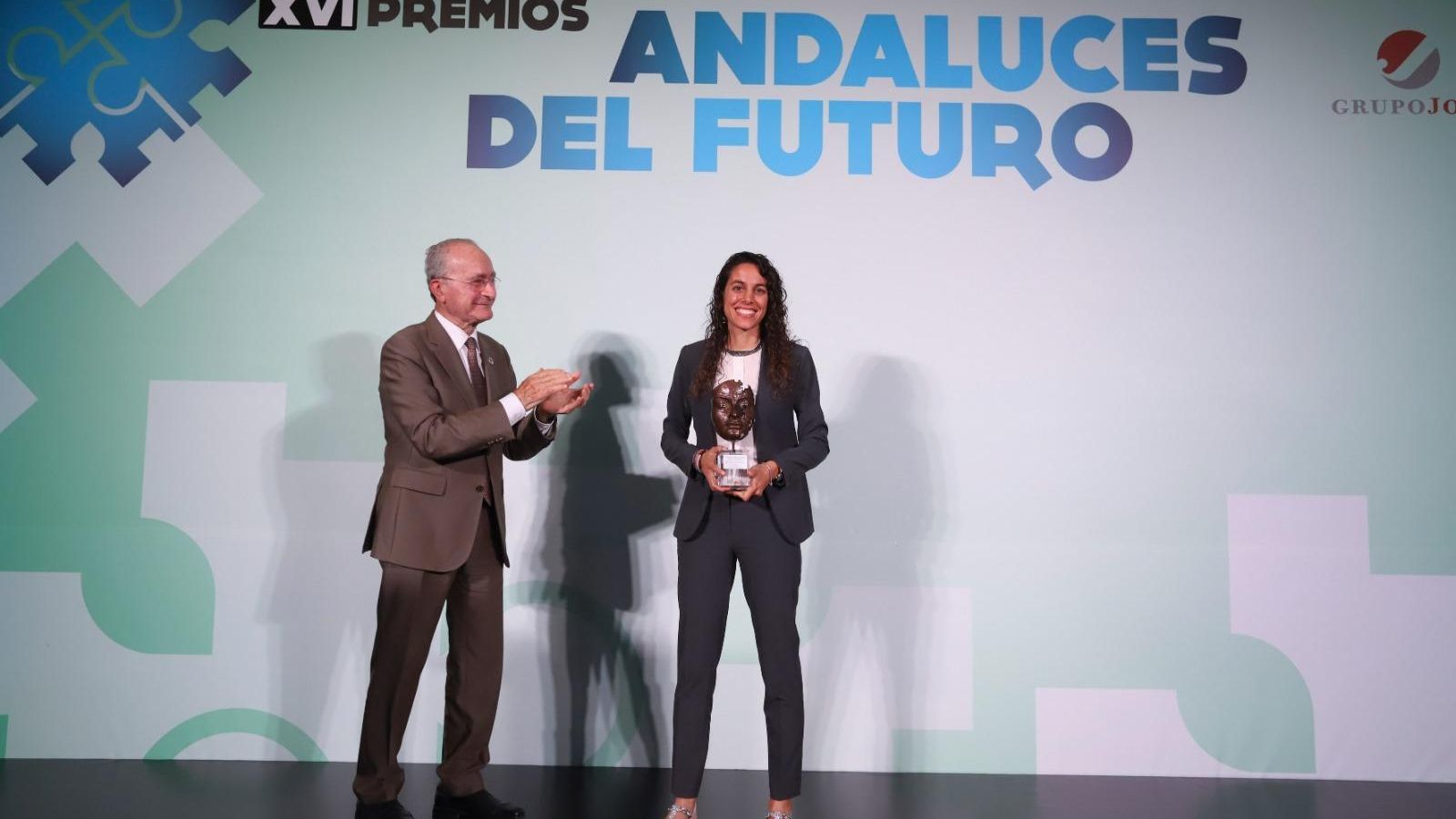Cristina Cadenas tras recoger el premio junto a Francisco de la Torre. Cristina Cadenas tras recoger el premio junto a Francisco de la Torre.