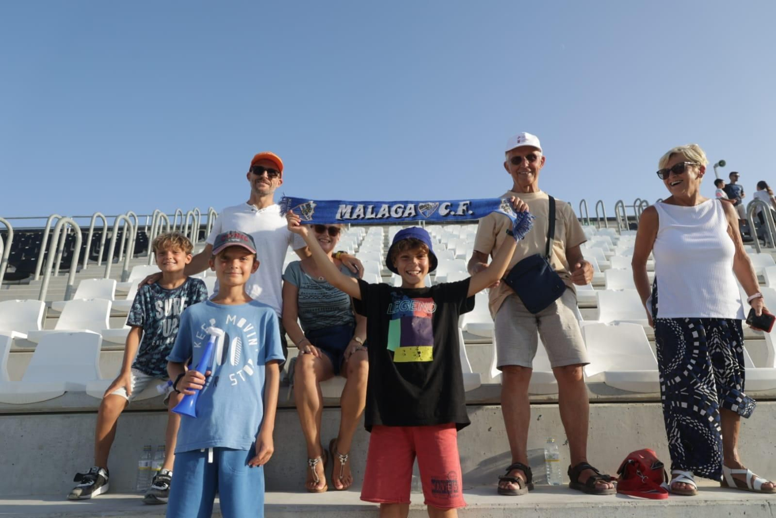 Las mejores fotos del ambiente en el Municipal de La Línea para el Málaga - Córdoba CF