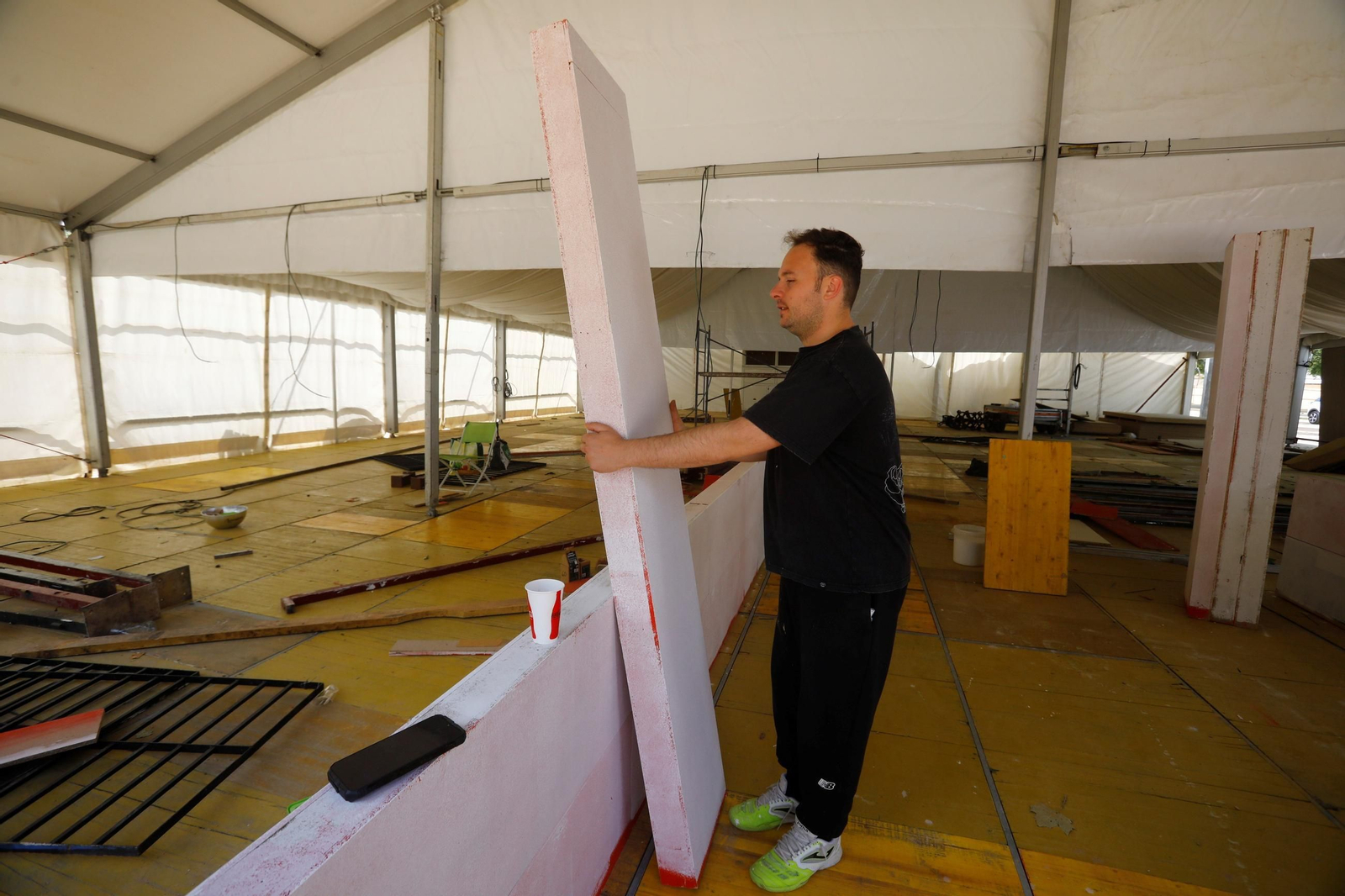 Los preparativos de las casetas de la Feria de Córdoba, en imágenes