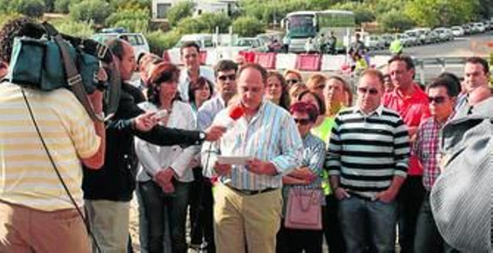Lectura del manifiesto en una finca cercana a la carretera.